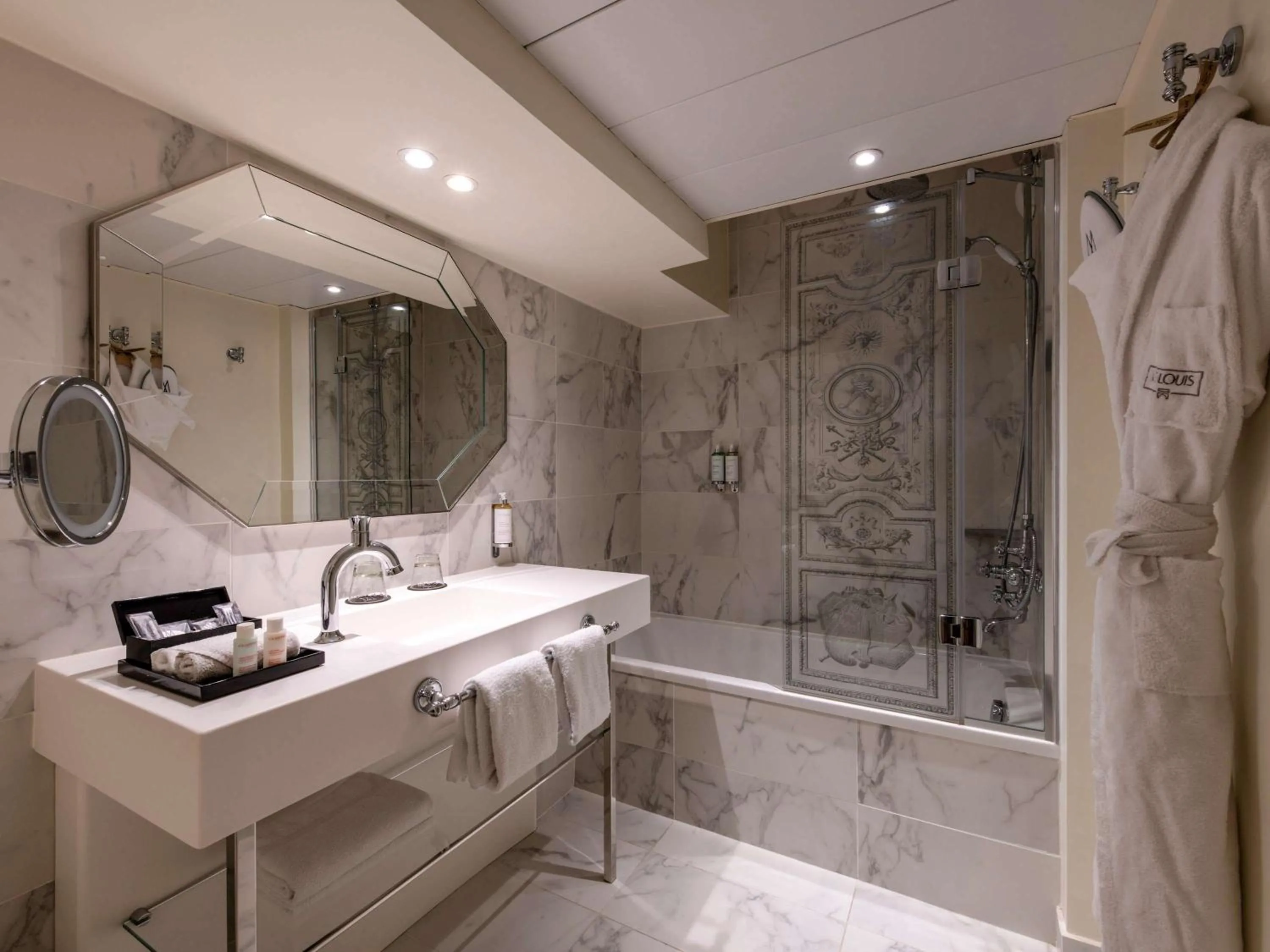 Bathroom in Le Louis Hotel Versailles Château - MGallery Collection