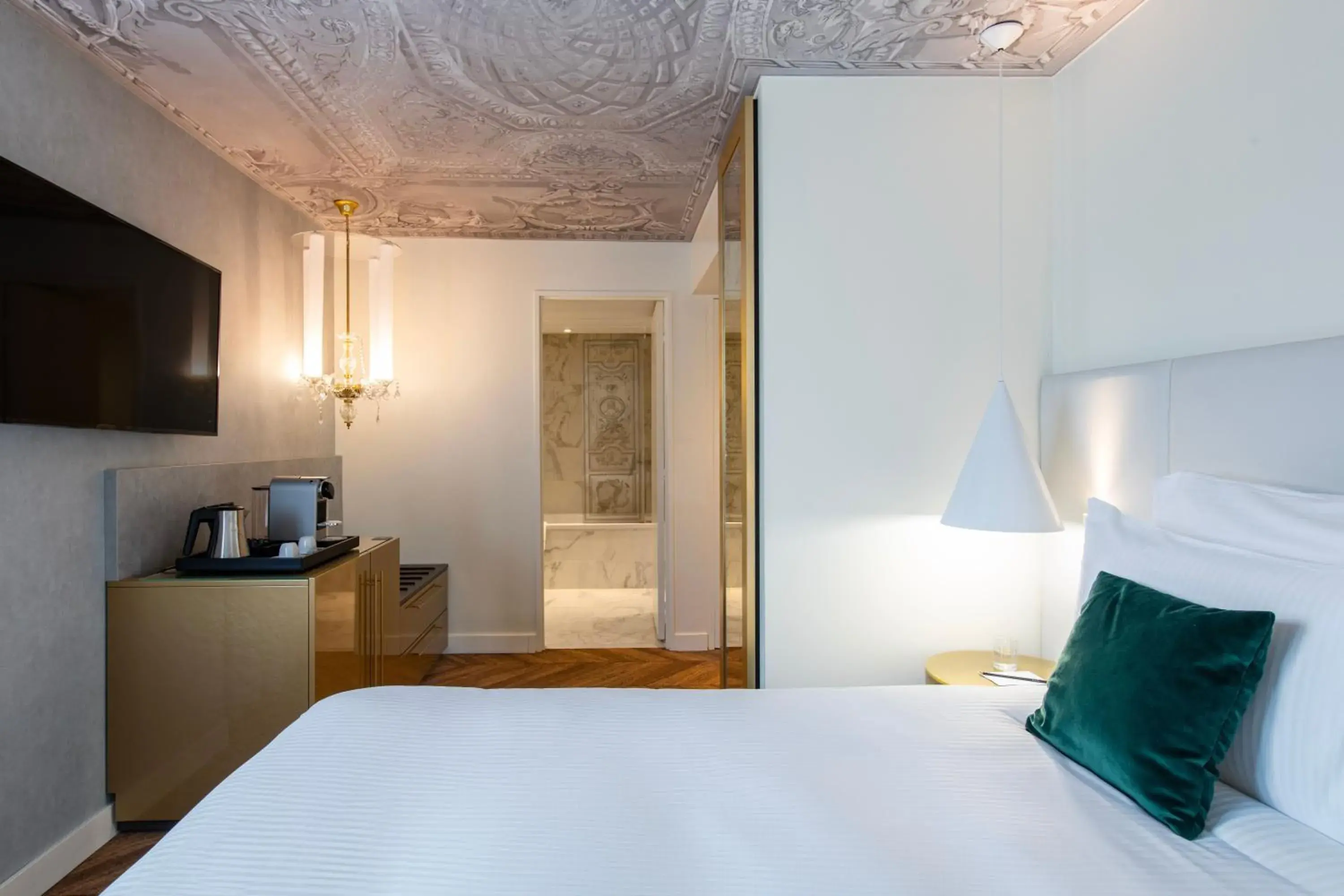 Bedroom, Bed in Le Louis Hotel Versailles Château - MGallery Collection Bedroom, Bed in Le Louis Hotel Versailles Château - MGallery Collection