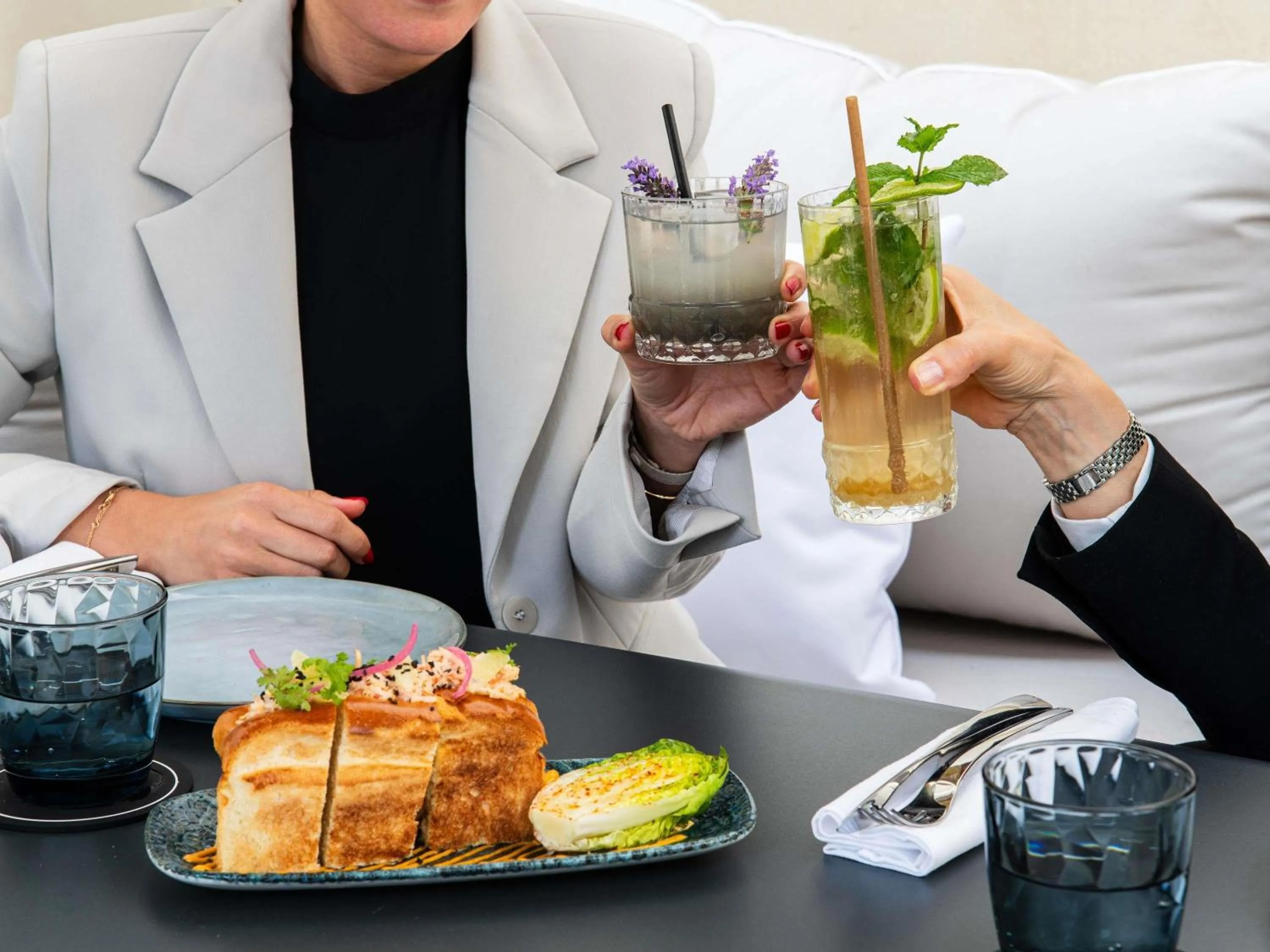 Lounge or bar in Le Louis Hotel Versailles Château - MGallery Collection