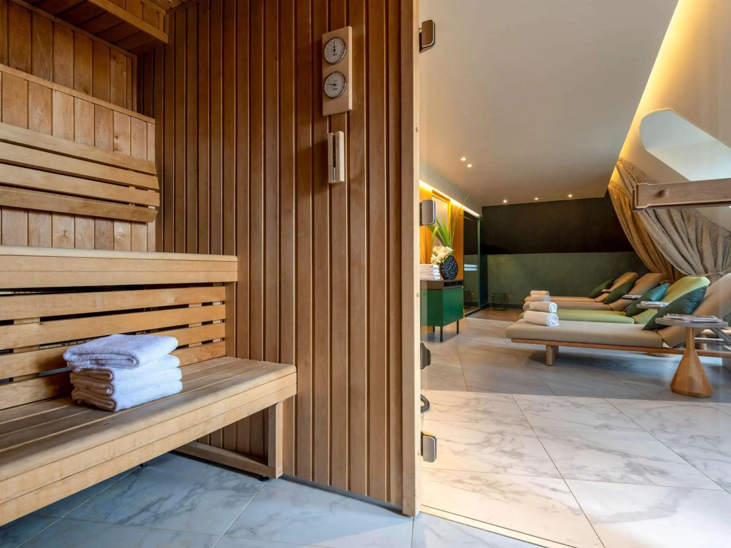 Property building in Le Louis Hotel Versailles Château - MGallery Collection Property building in Le Louis Hotel Versailles Château - MGallery Collection