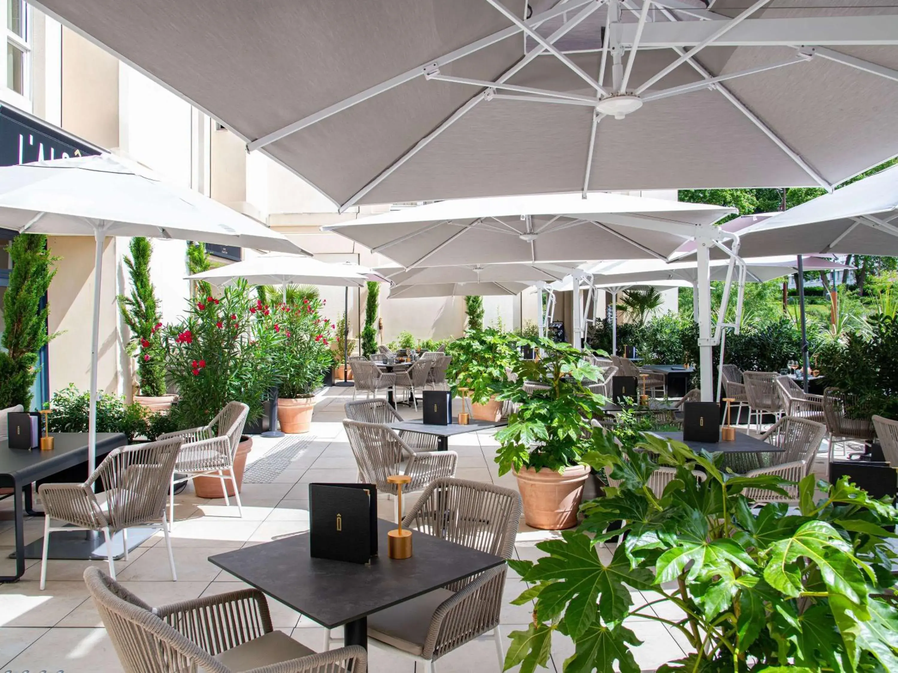 Property building in Le Louis Hotel Versailles Château - MGallery Collection Property building in Le Louis Hotel Versailles Château - MGallery Collection