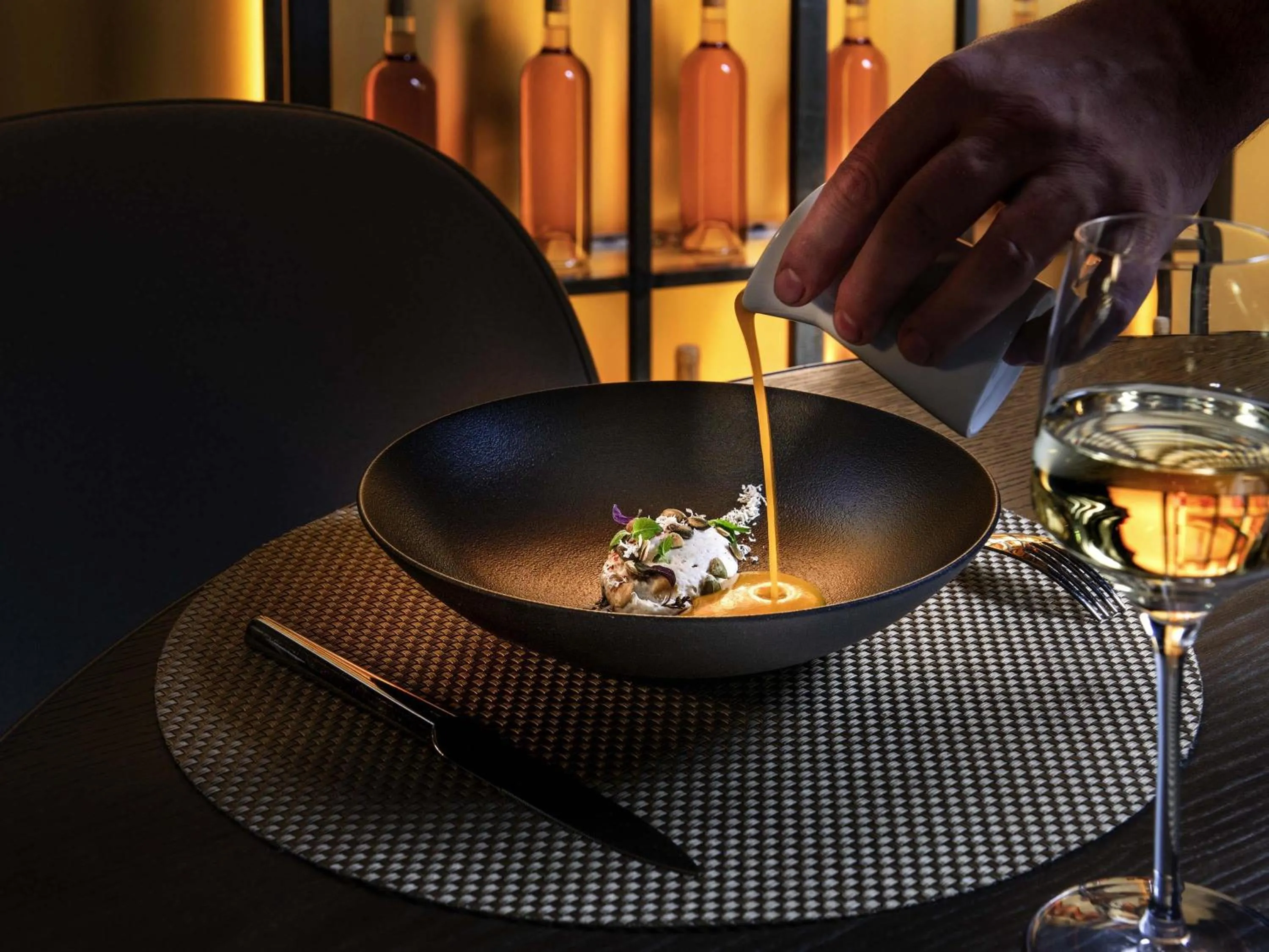 Restaurant/places to eat in Le Louis Hotel Versailles Château - MGallery Collection