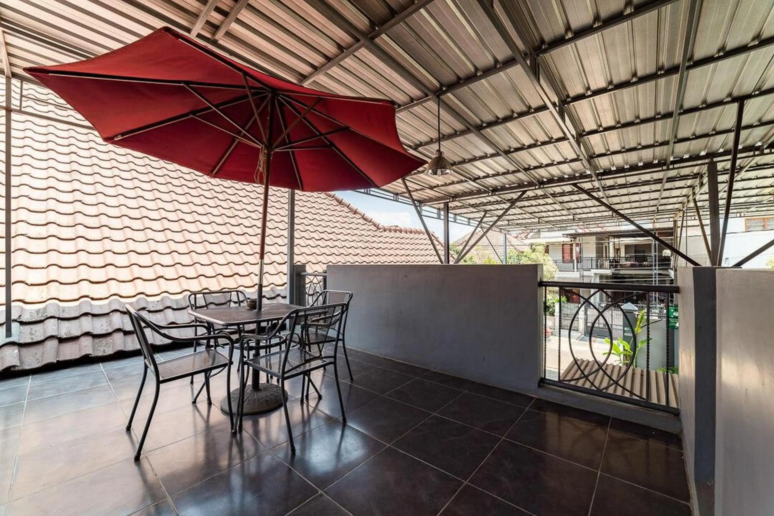 Seating area in RedDoorz Syariah near RRI Malang