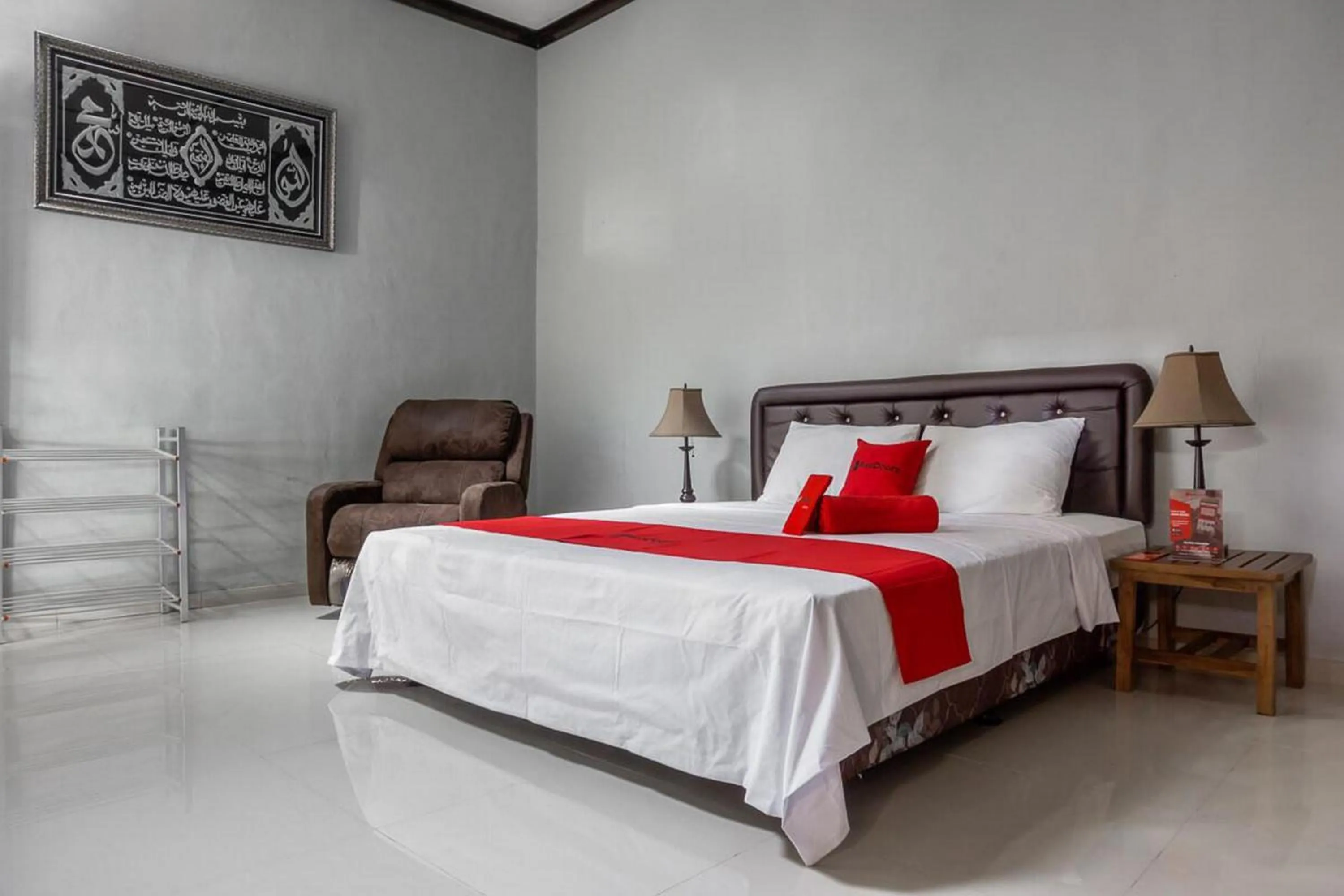 Bedroom, Bed in RedDoorz Syariah near RRI Malang