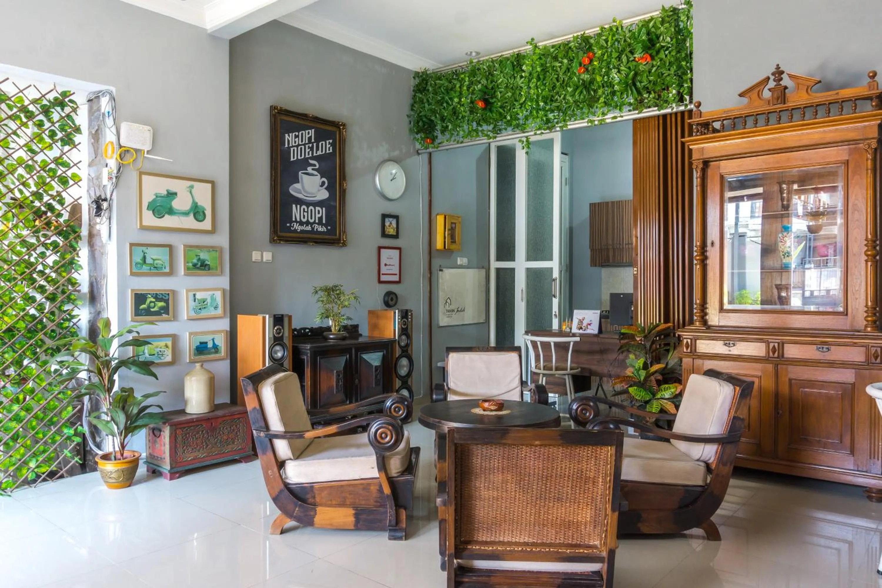 Facade/entrance in RedDoorz Syariah near RRI Malang