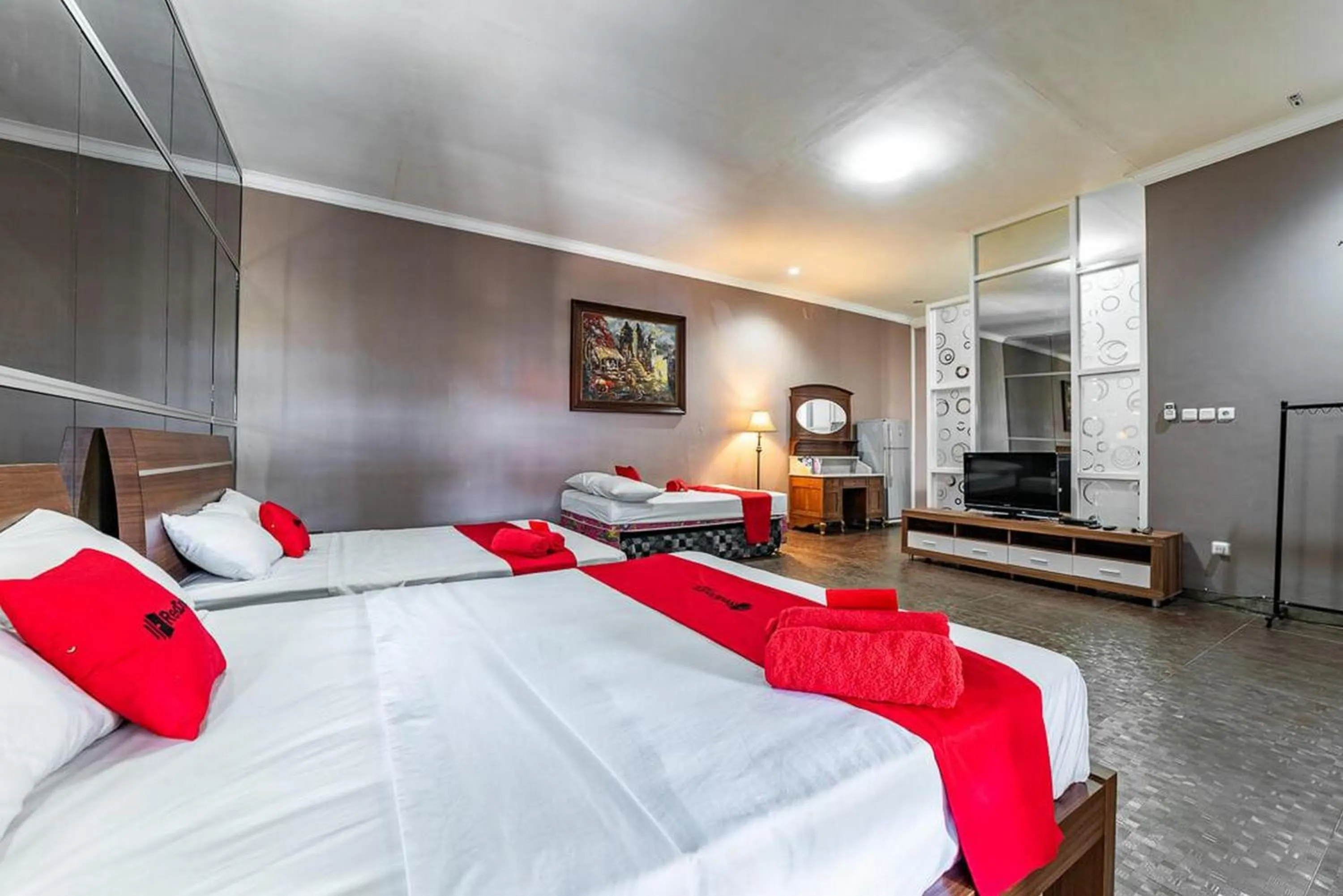 Bedroom, Bed in RedDoorz Syariah near RRI Malang