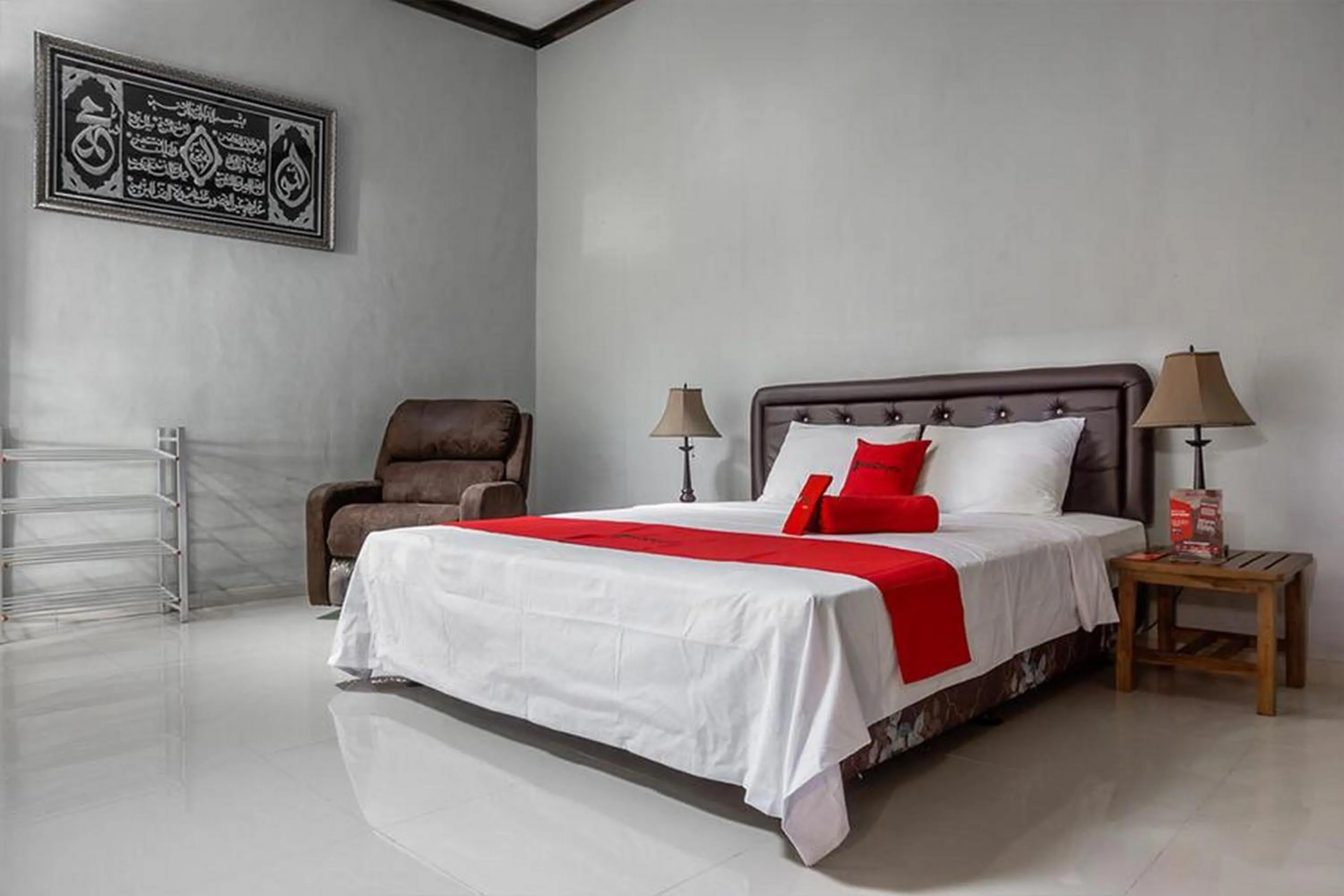Bedroom, Bed in RedDoorz Syariah near RRI Malang