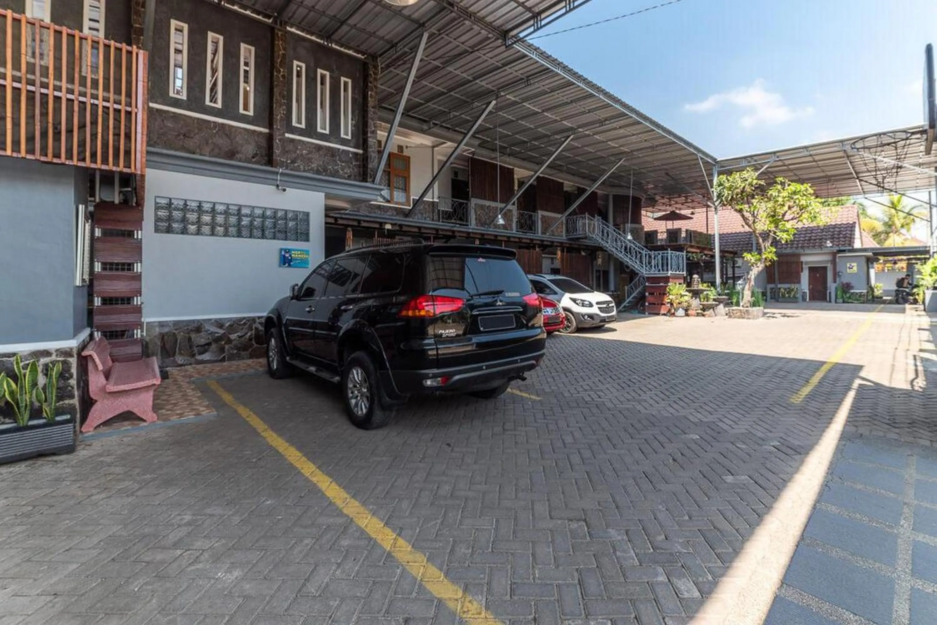 Parking in RedDoorz Syariah near RRI Malang