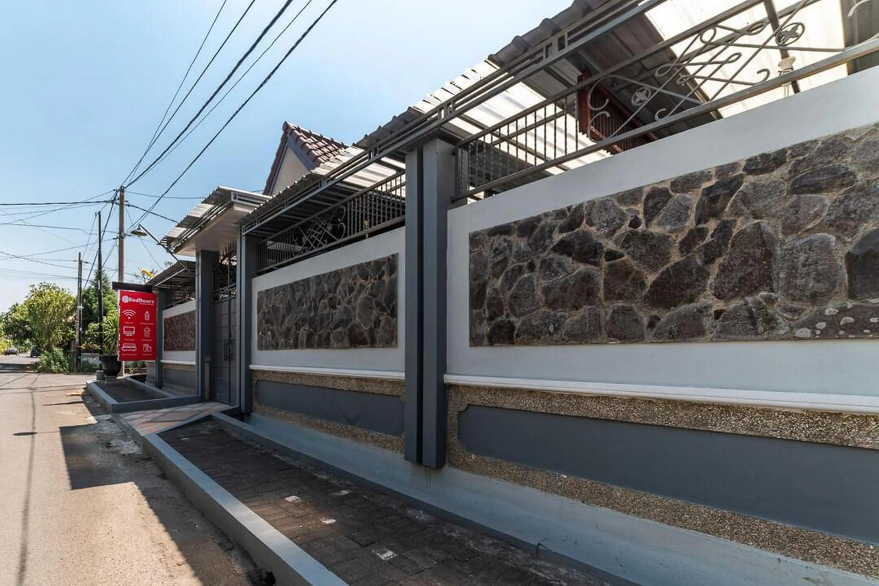 Facade/entrance in RedDoorz Syariah near RRI Malang