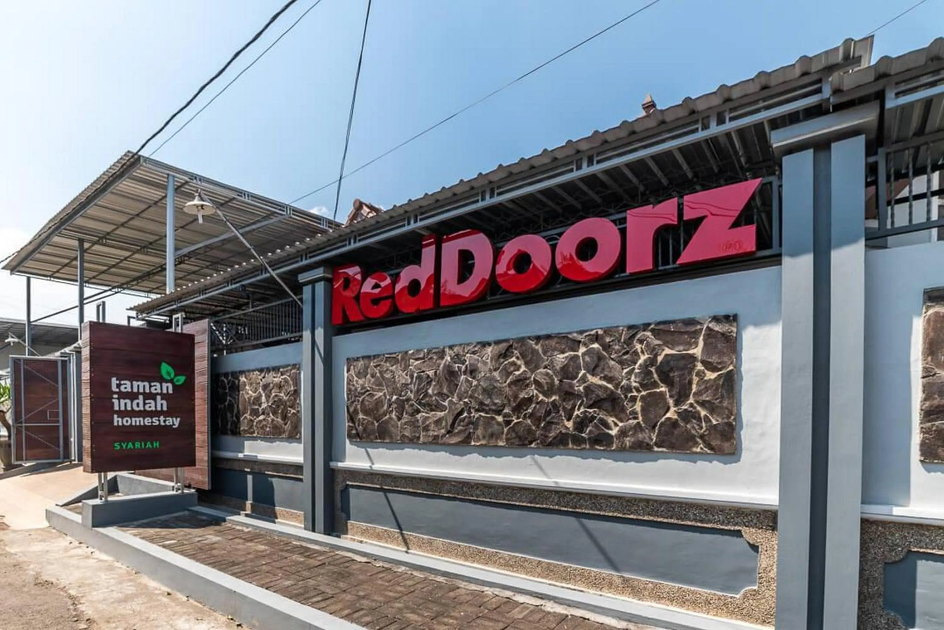 Property logo or sign in RedDoorz Syariah near RRI Malang