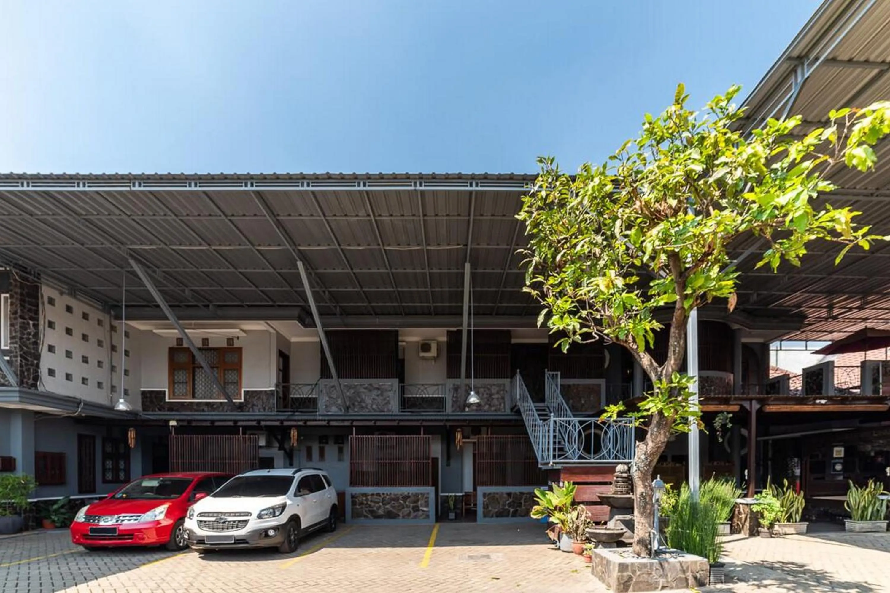 Parking in RedDoorz Syariah near RRI Malang