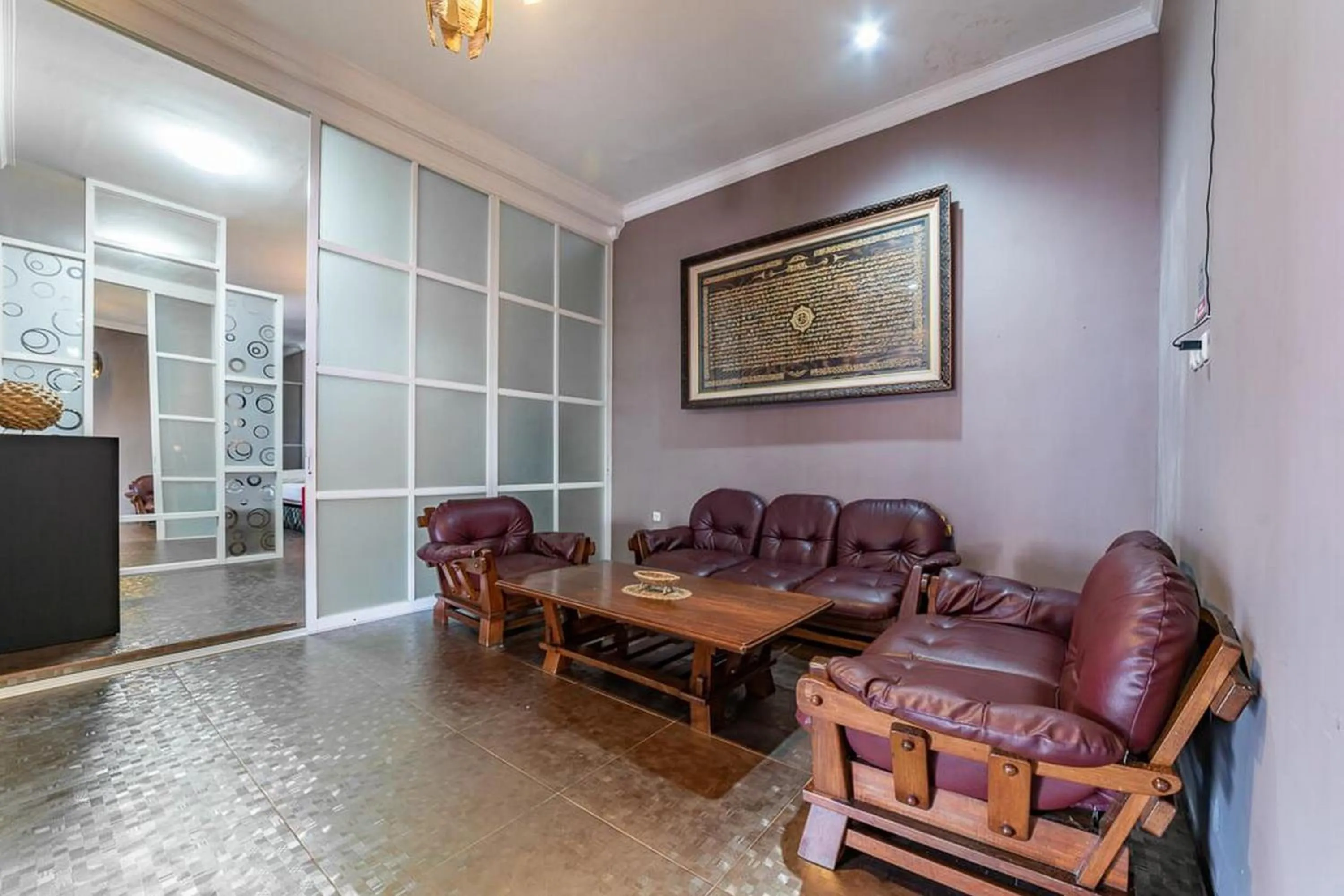 Seating area in RedDoorz Syariah near RRI Malang