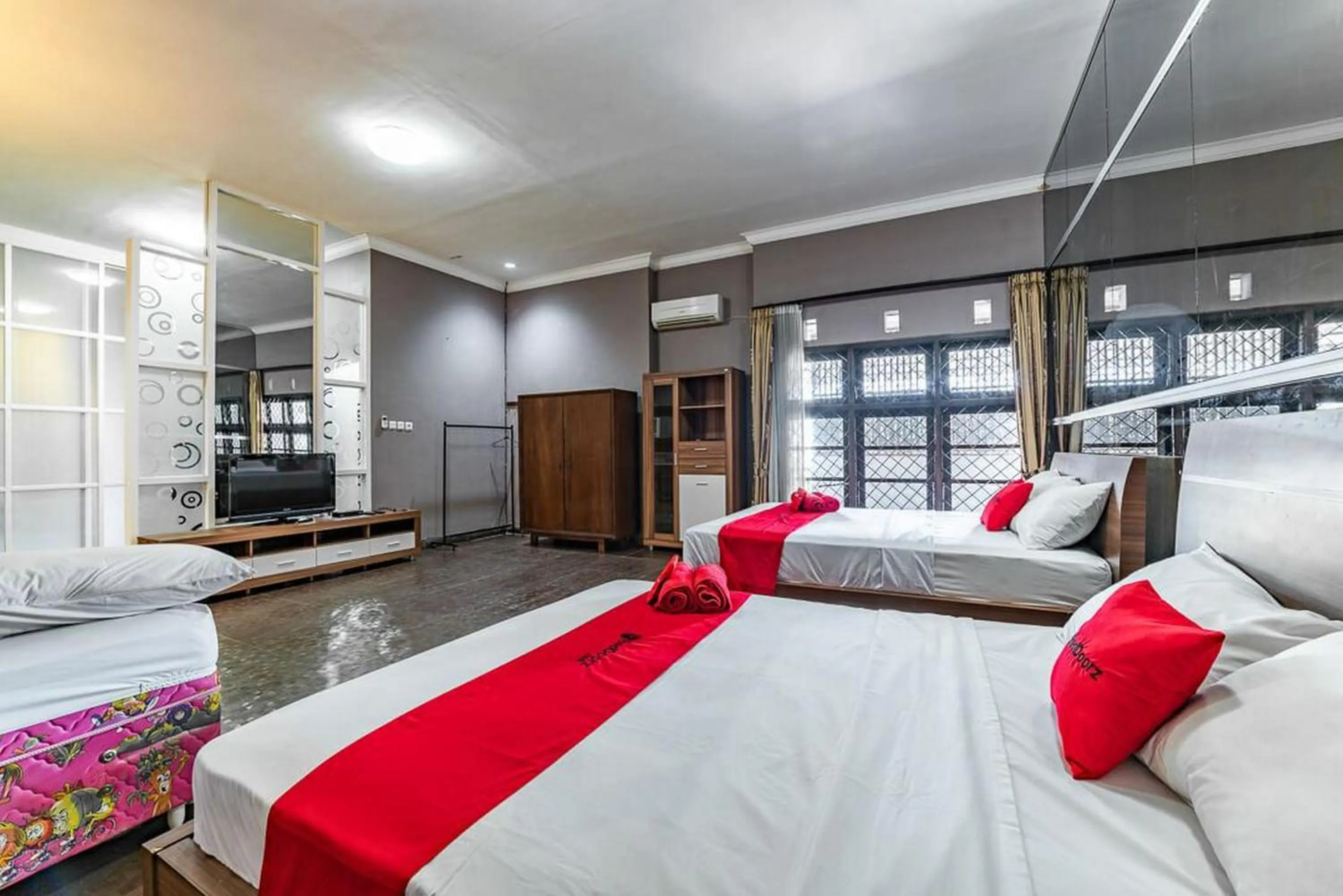 Bedroom, Bed in RedDoorz Syariah near RRI Malang