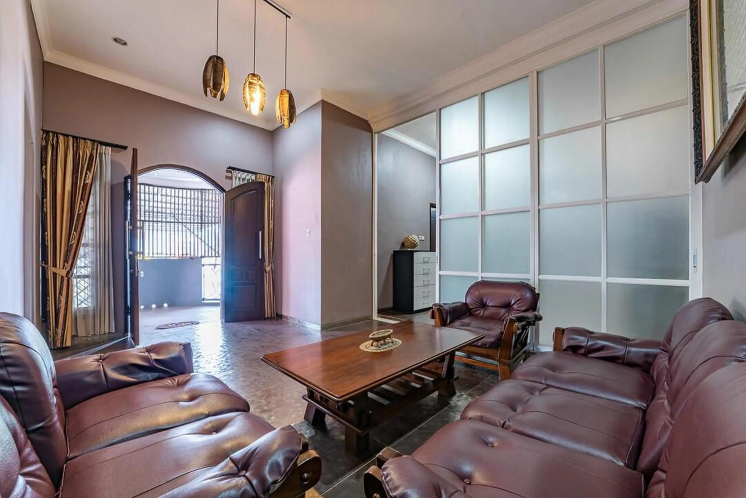 Seating area in RedDoorz Syariah near RRI Malang