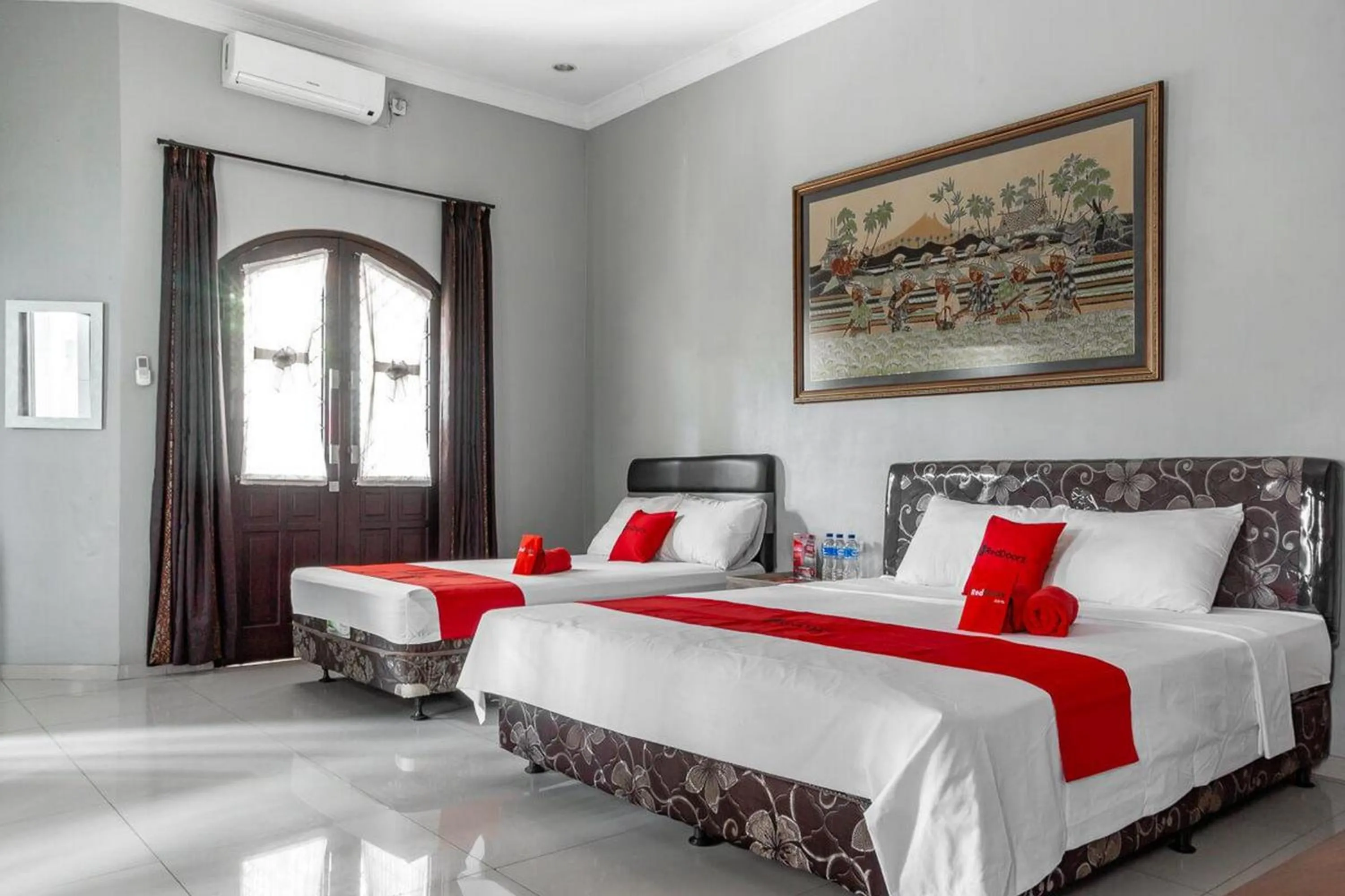 Bedroom, Bed in RedDoorz Syariah near RRI Malang