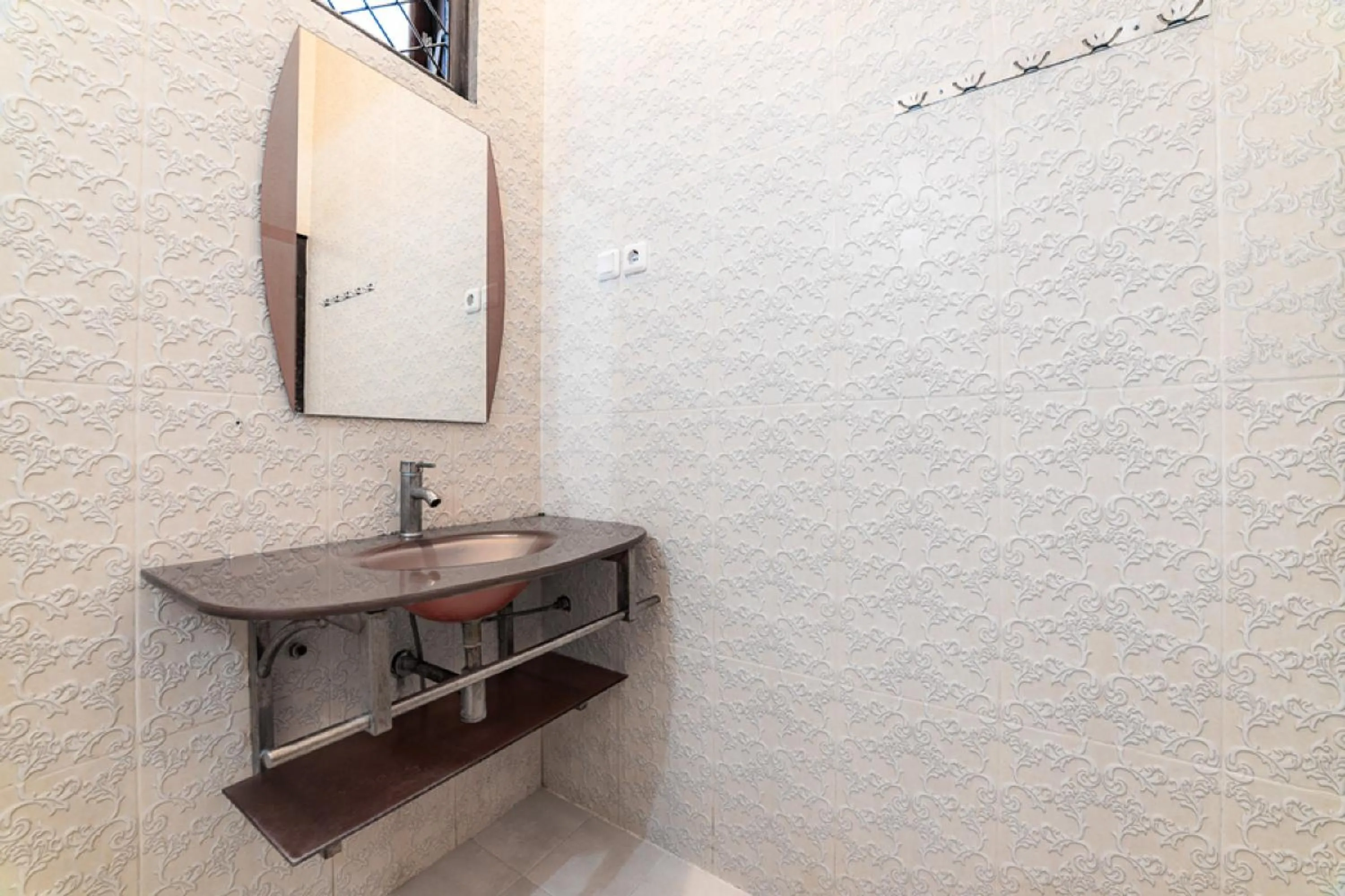 Bathroom in RedDoorz Syariah near RRI Malang