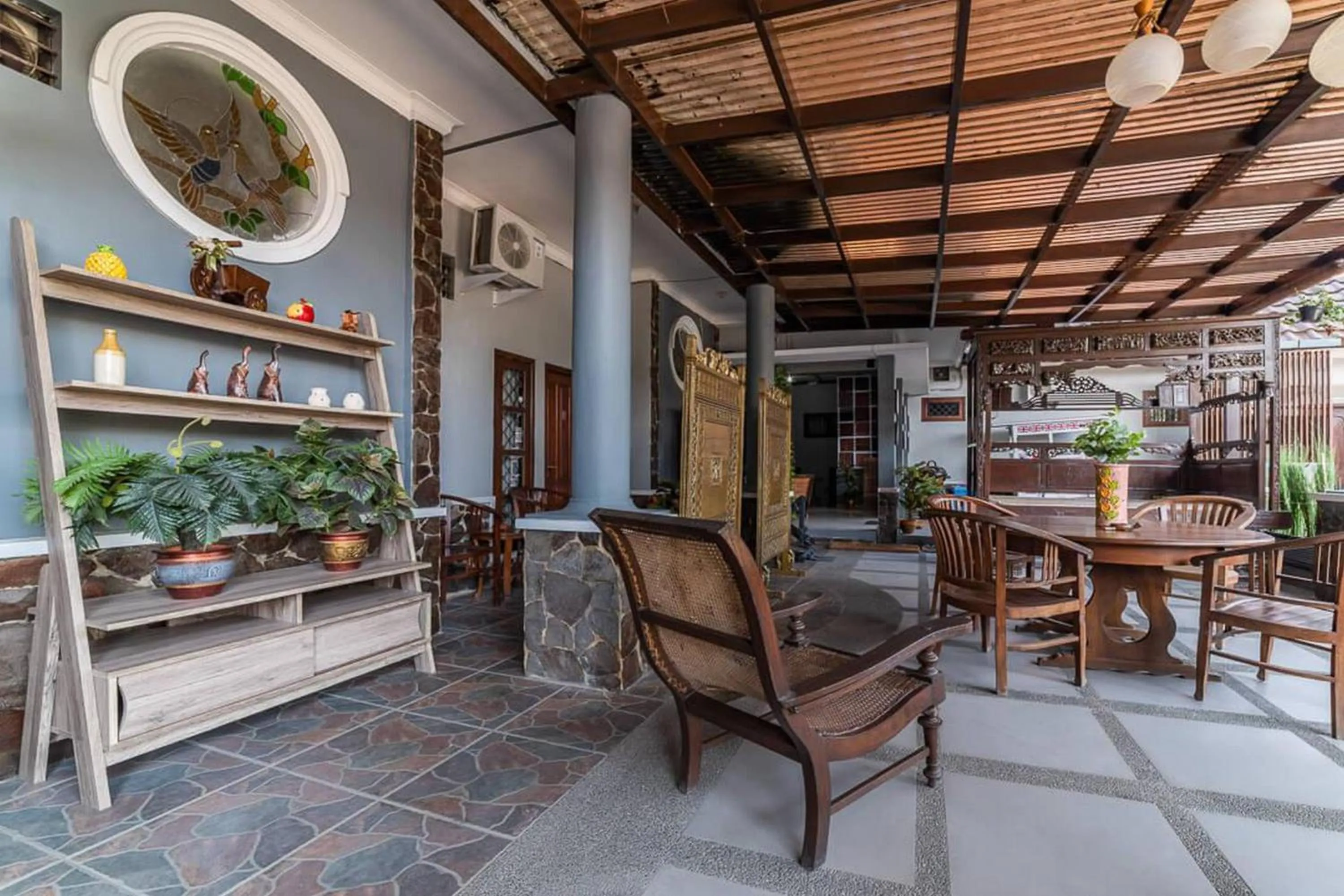 Seating area in RedDoorz Syariah near RRI Malang