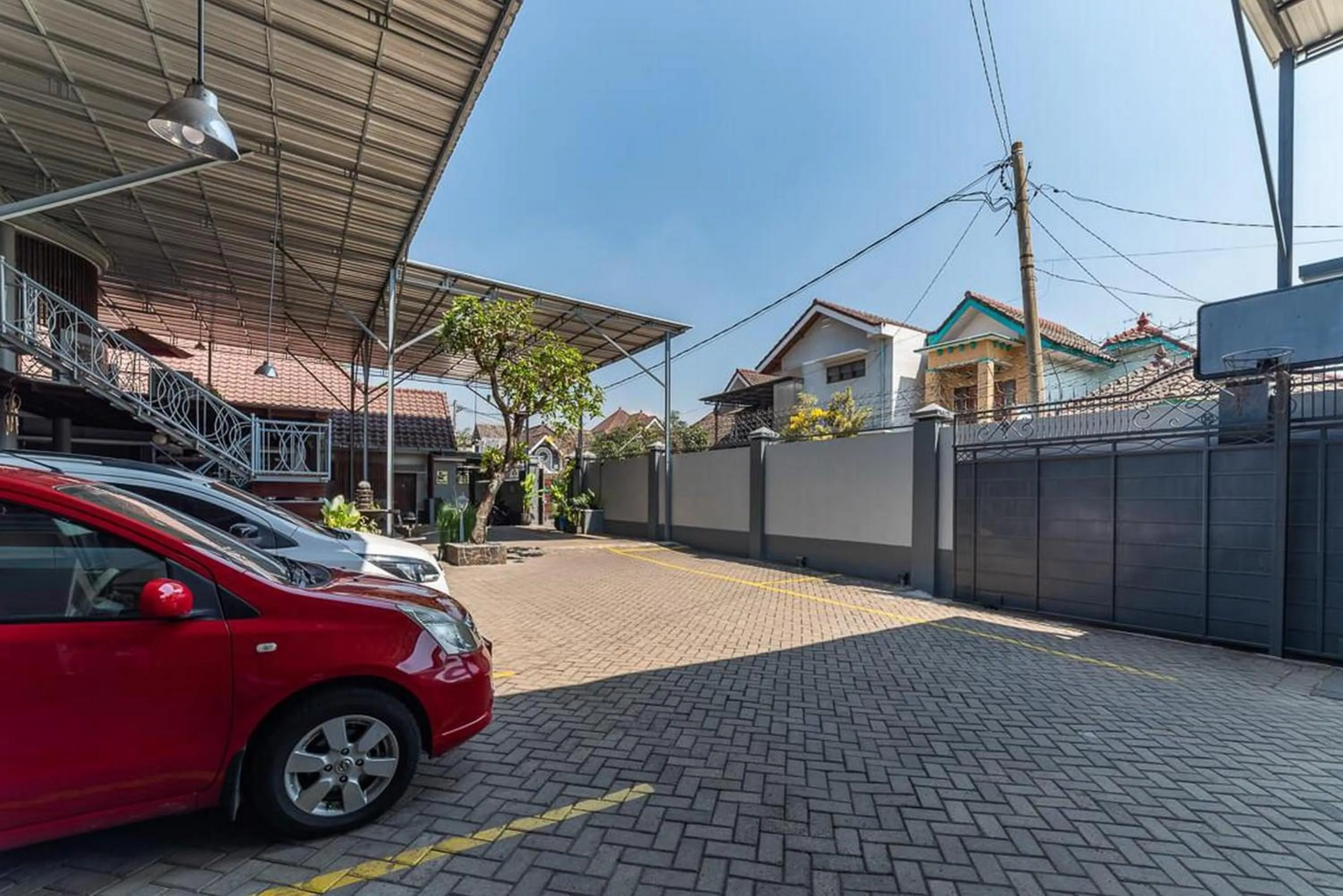 Parking in RedDoorz Syariah near RRI Malang