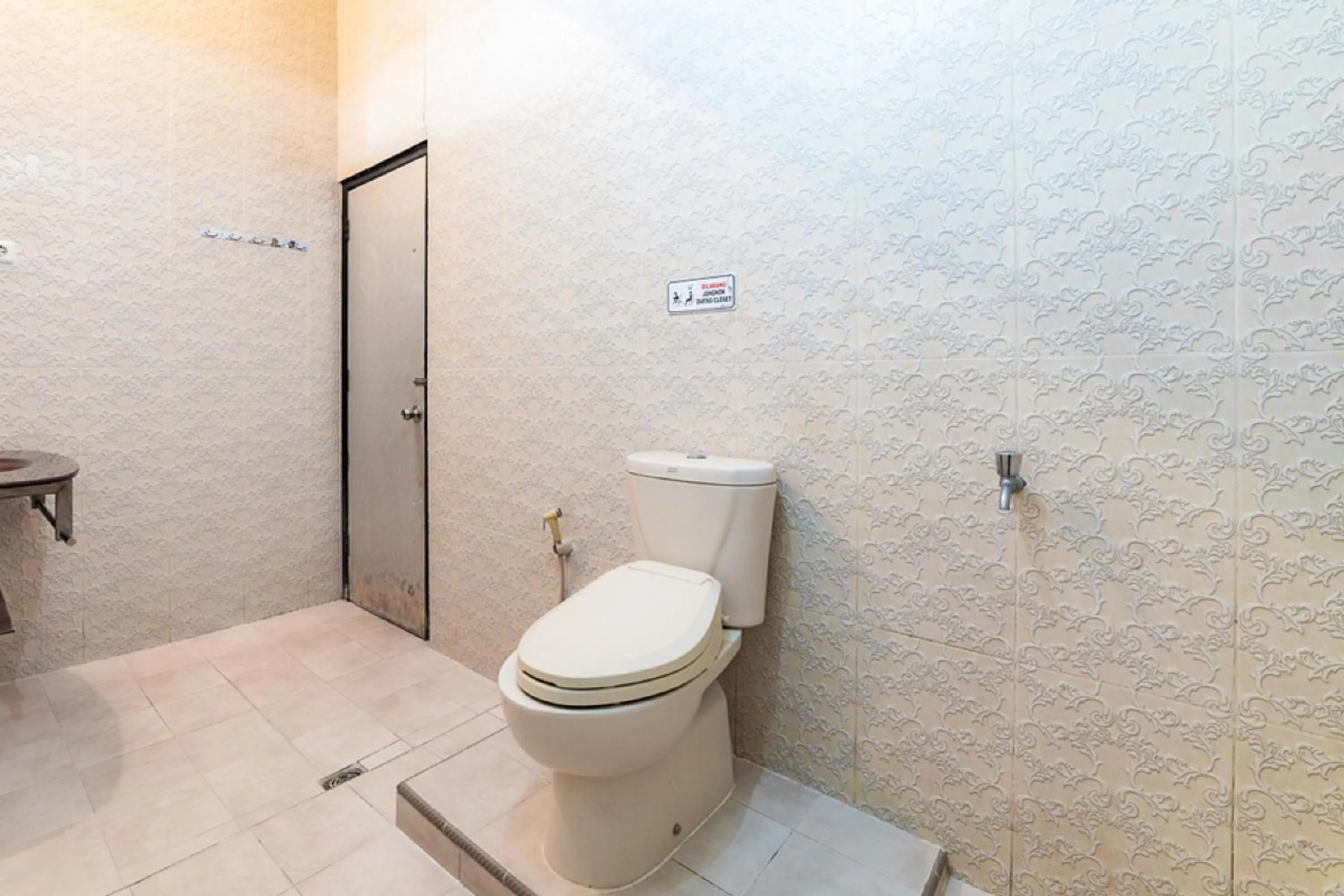 Bathroom in RedDoorz Syariah near RRI Malang