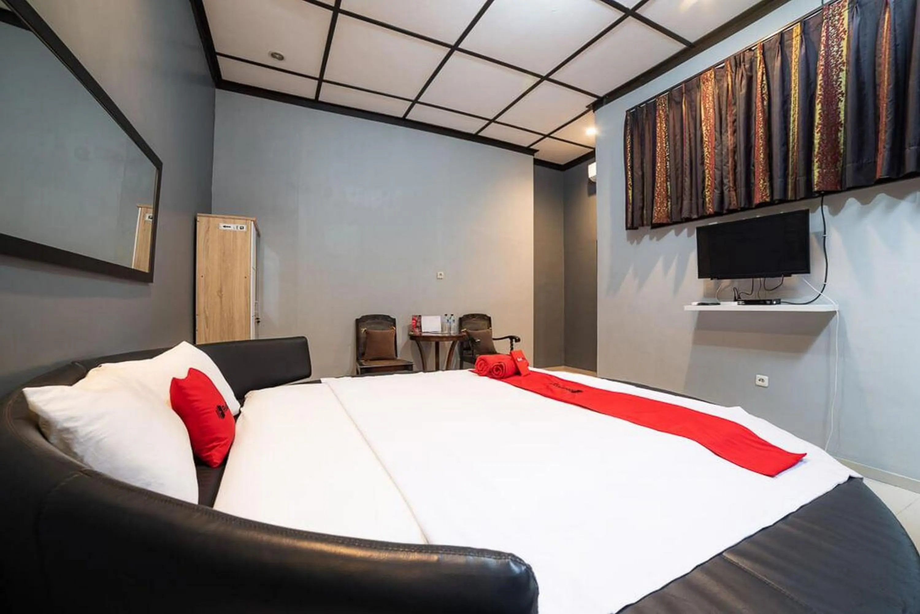 Bedroom, Bed in RedDoorz Syariah near RRI Malang