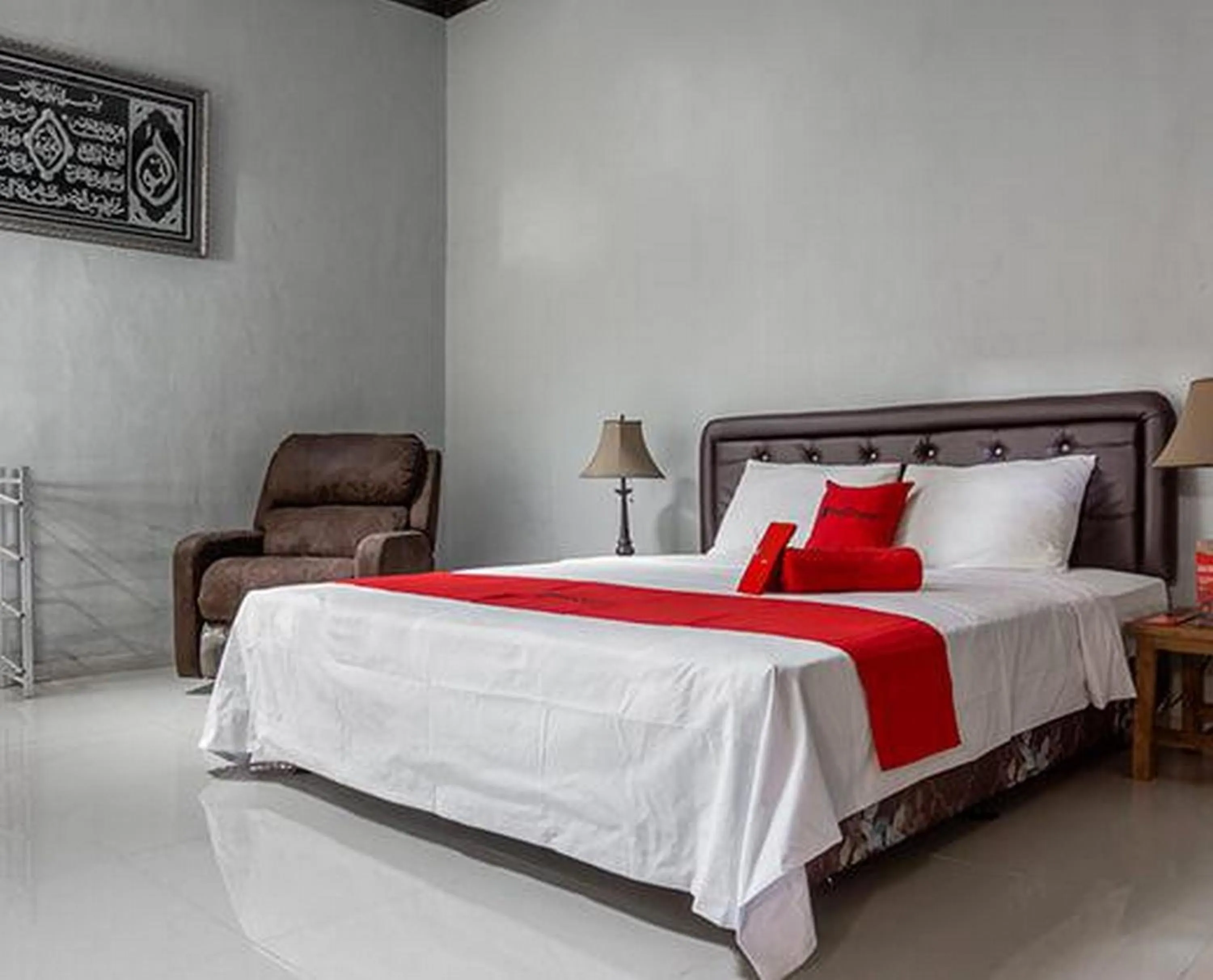 Bedroom, Bed in RedDoorz Syariah near RRI Malang