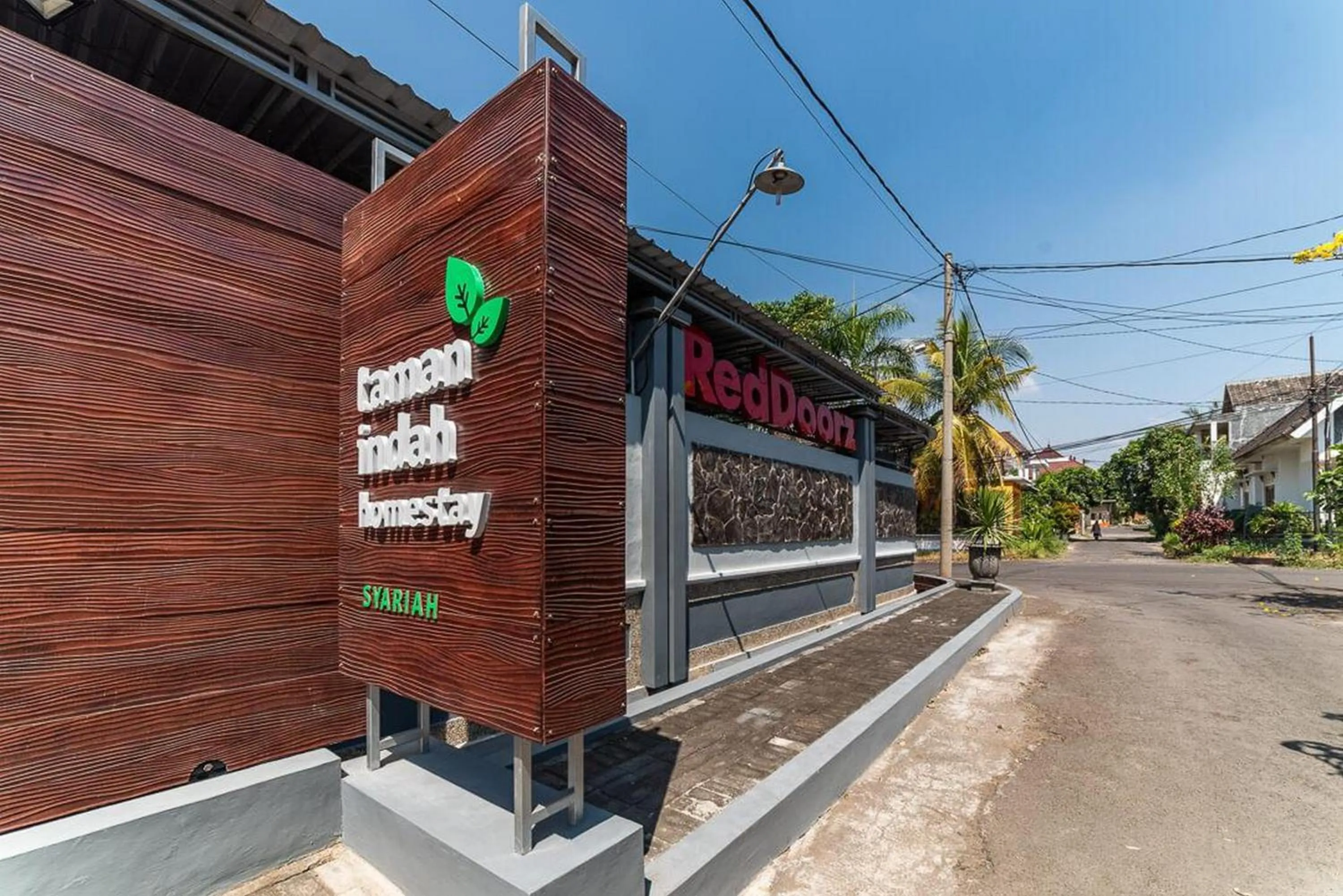 Property logo or sign in RedDoorz Syariah near RRI Malang