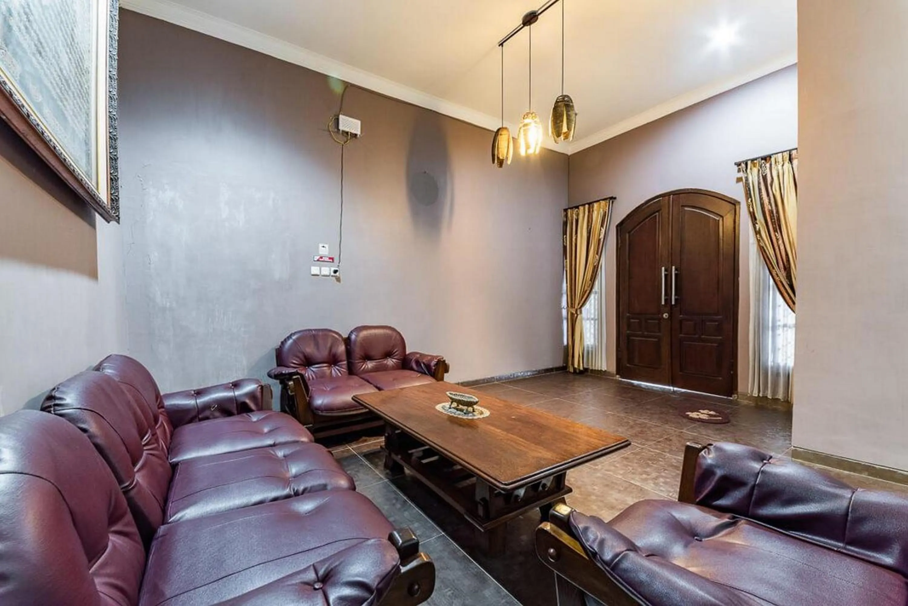 Seating area in RedDoorz Syariah near RRI Malang