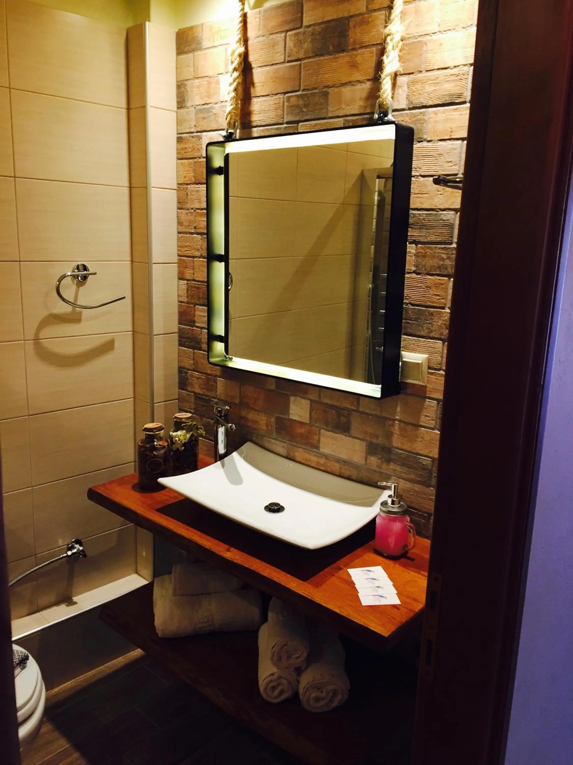 Bathroom in Hotel Papagalos