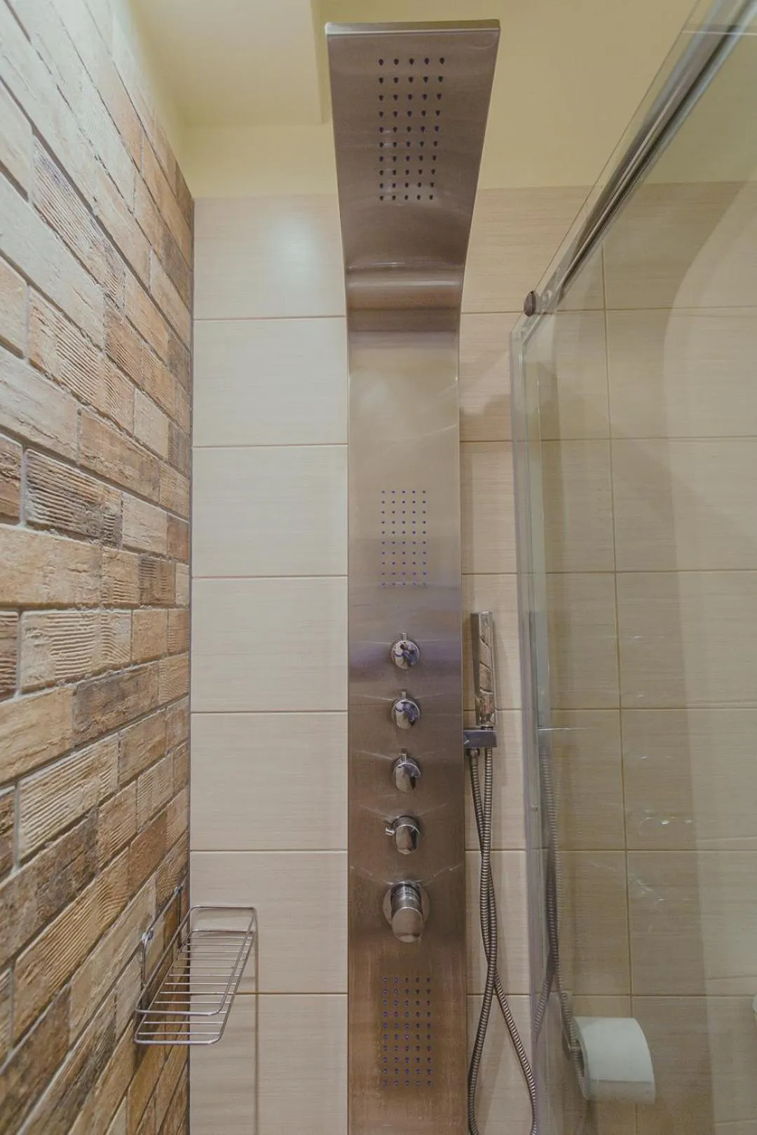 Bathroom in Hotel Papagalos