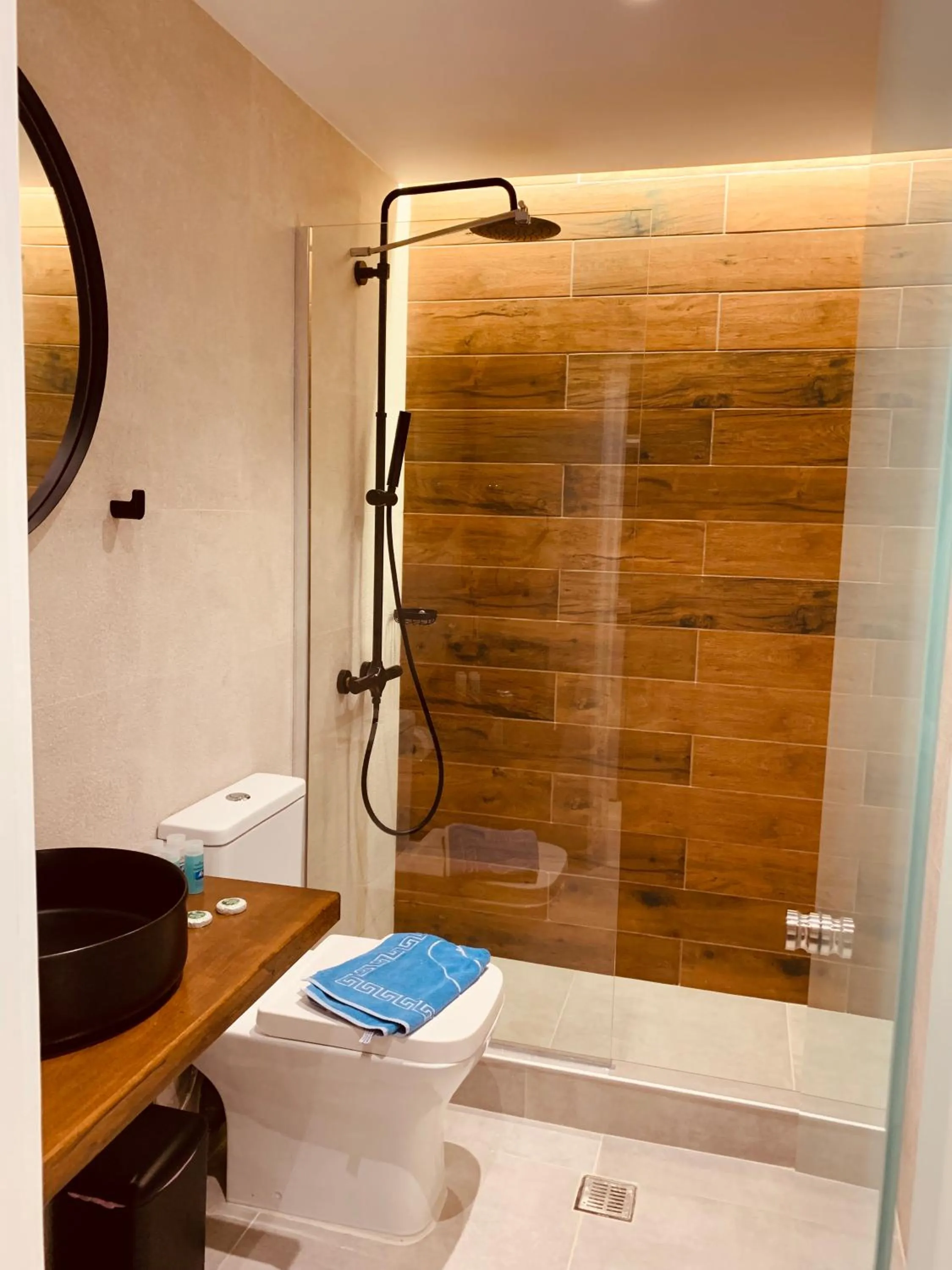 Shower in Hotel Papagalos