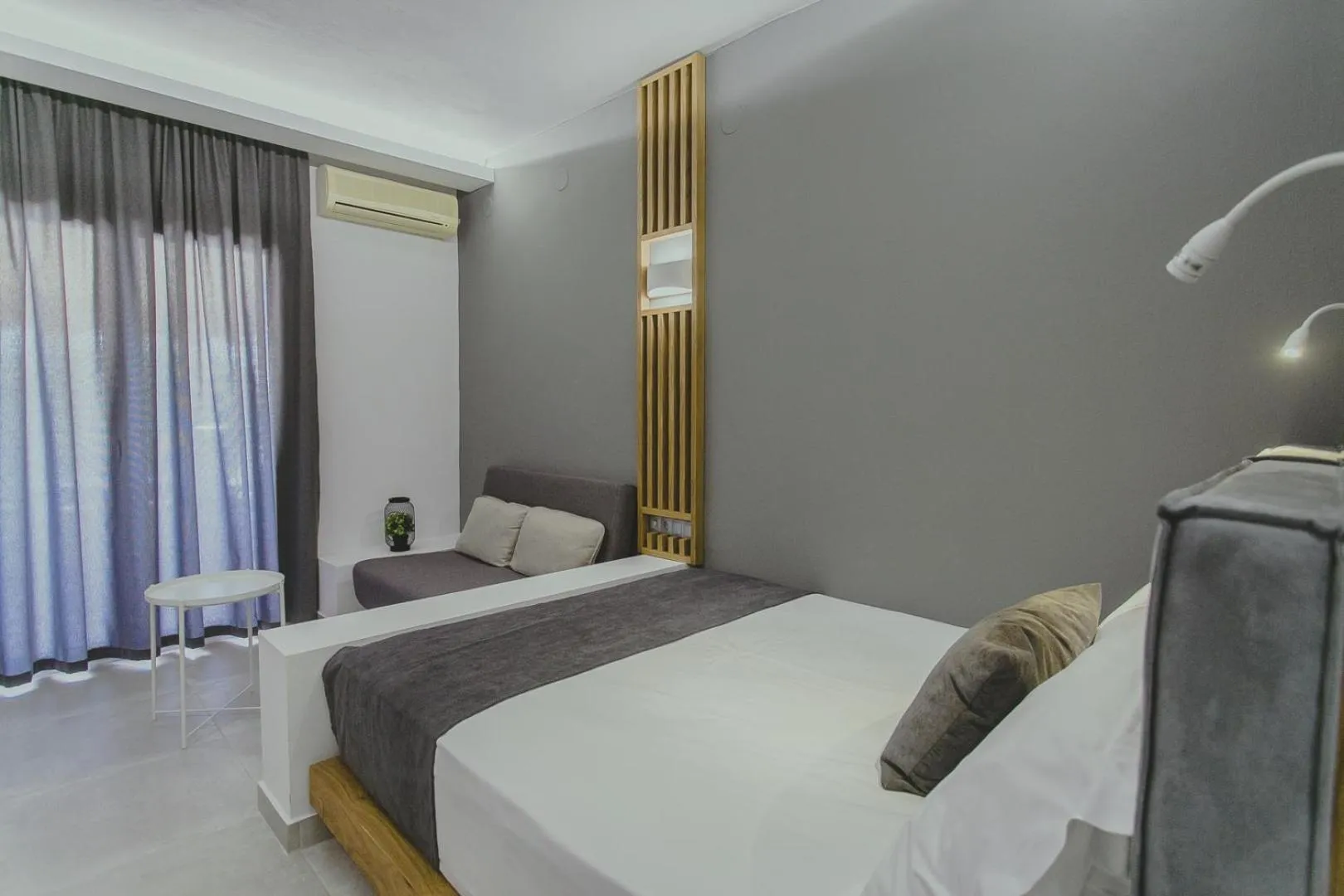 Living room, Bed in Hotel Papagalos