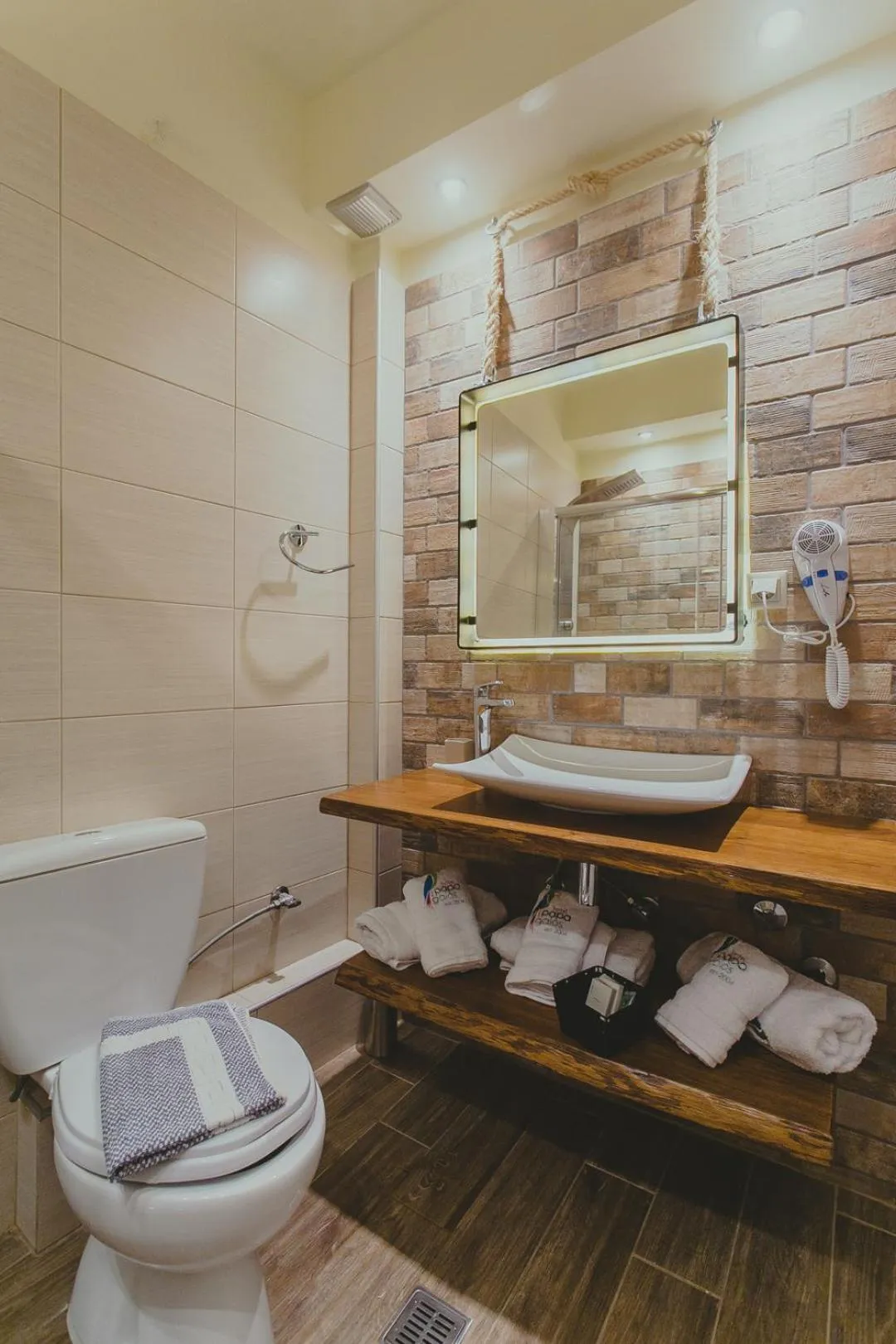 Bathroom in Hotel Papagalos