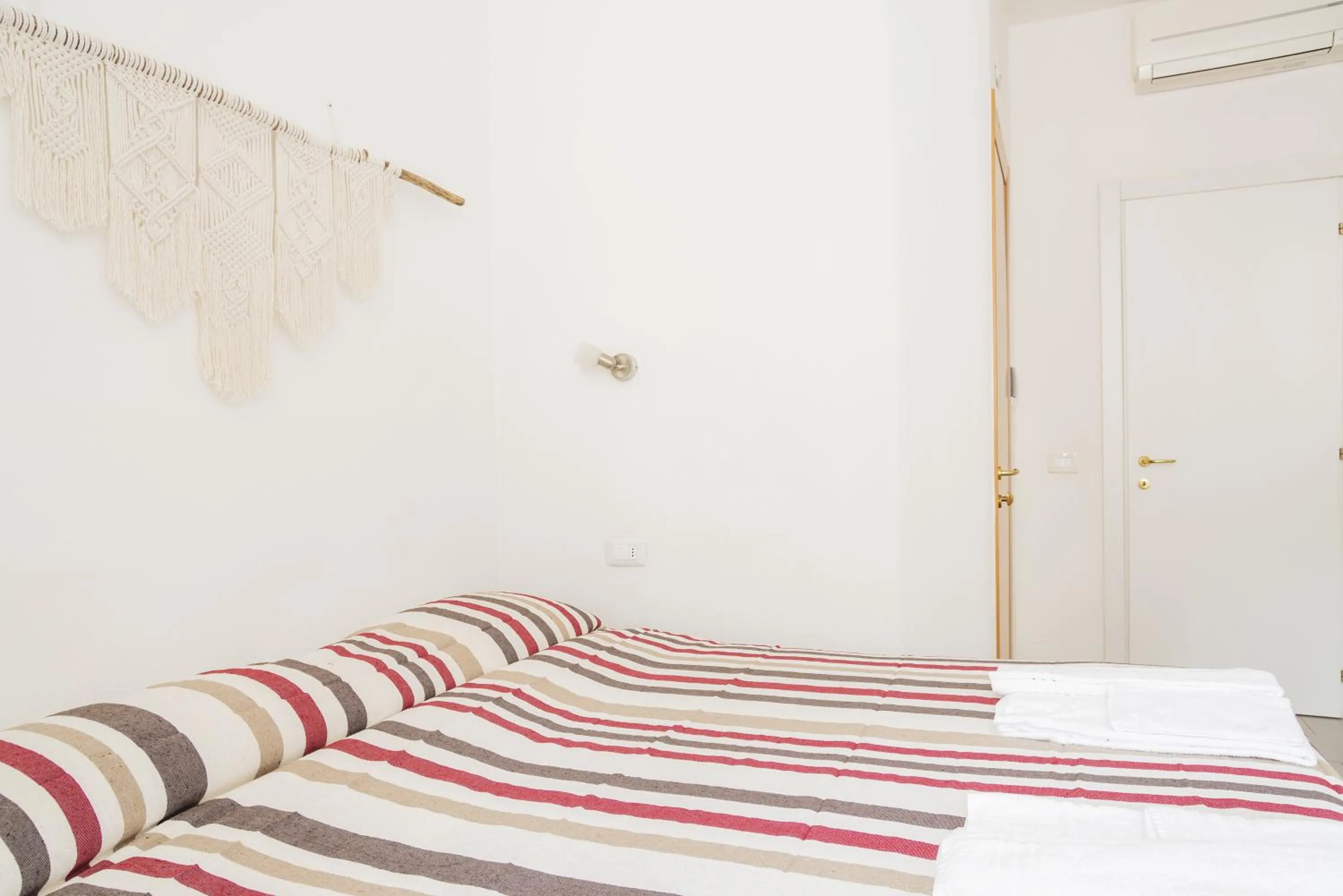 Bedroom, Bed in Banchi