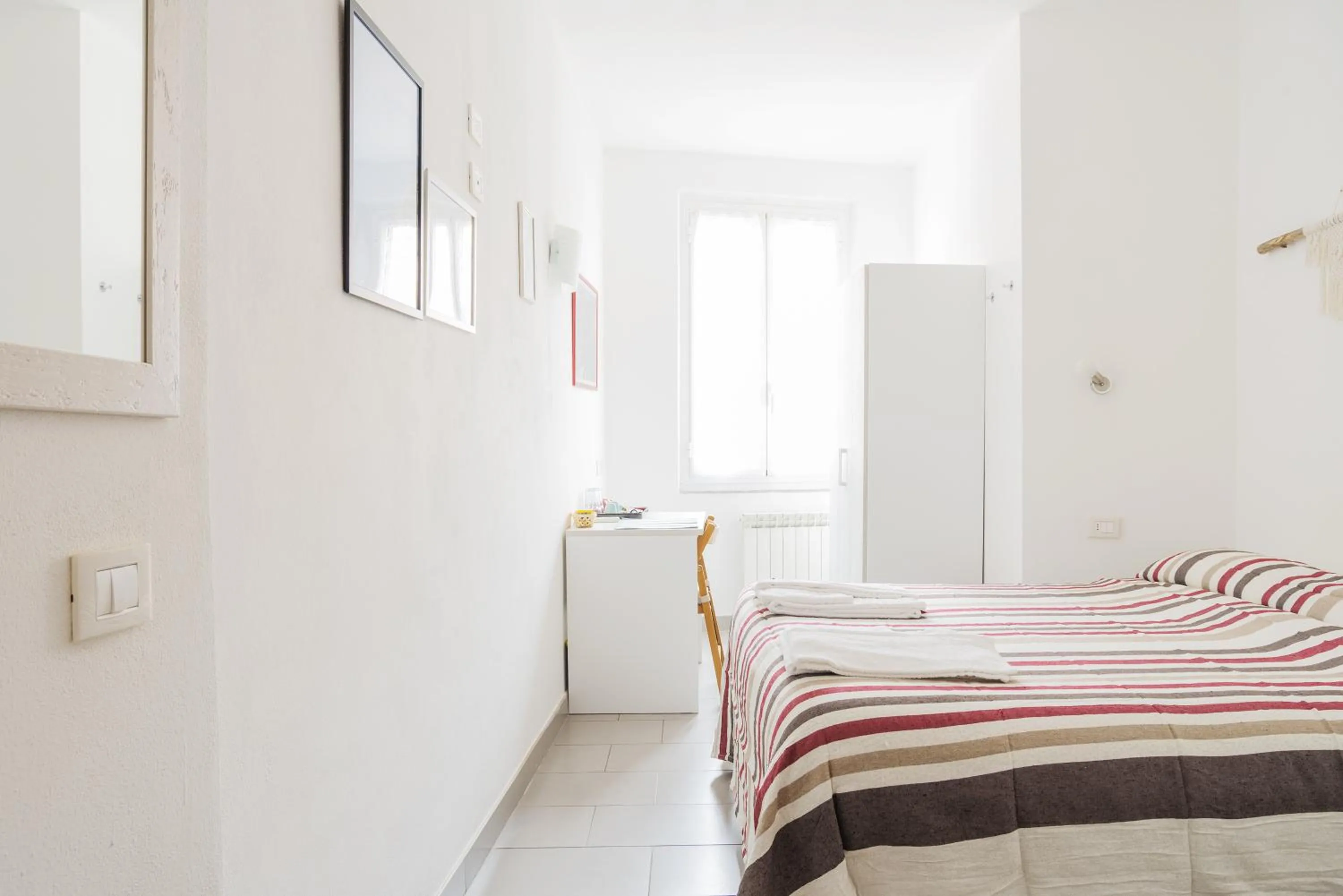 Bedroom, Bed in Banchi