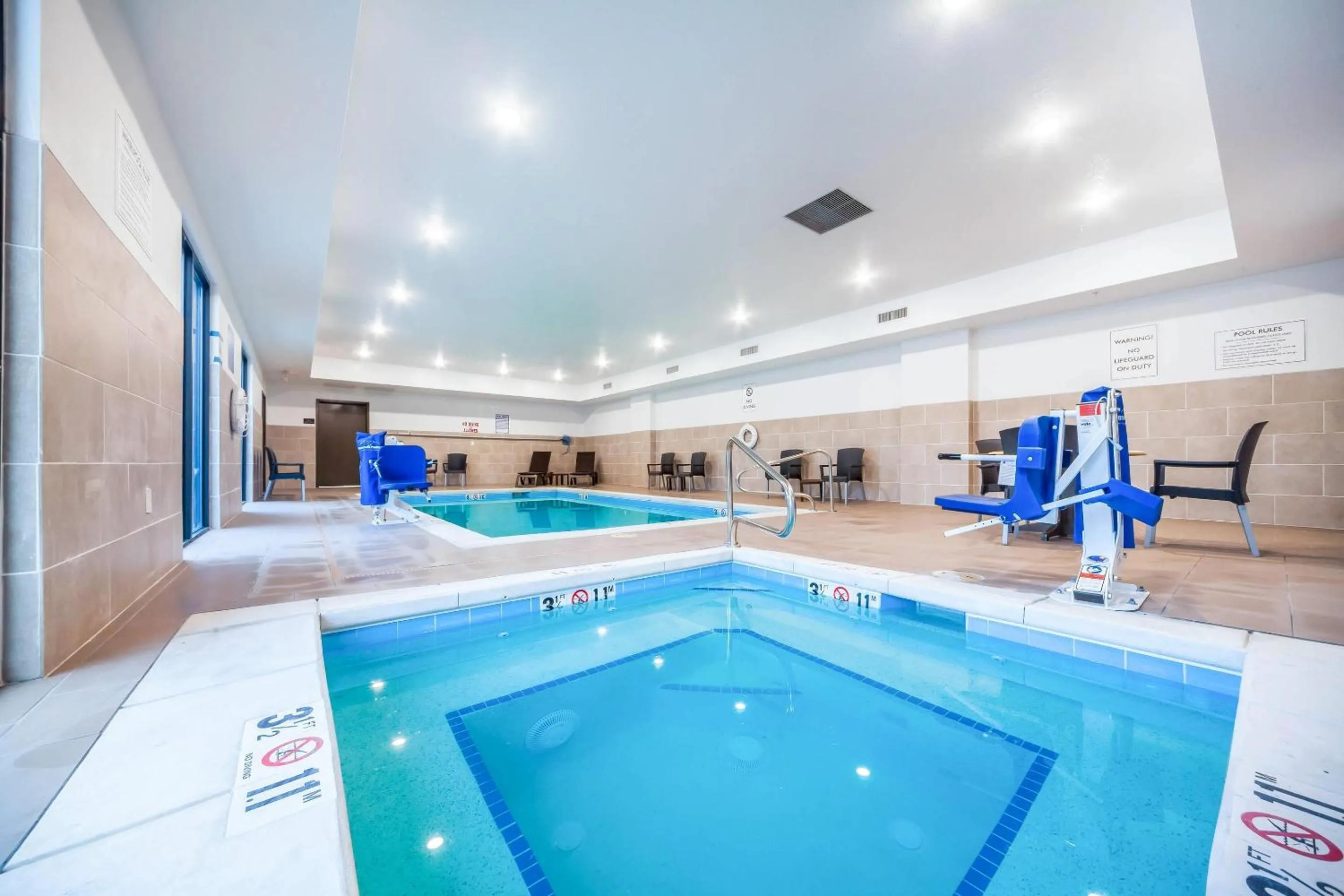 Swimming pool in Comfort Inn & Suites North Platte