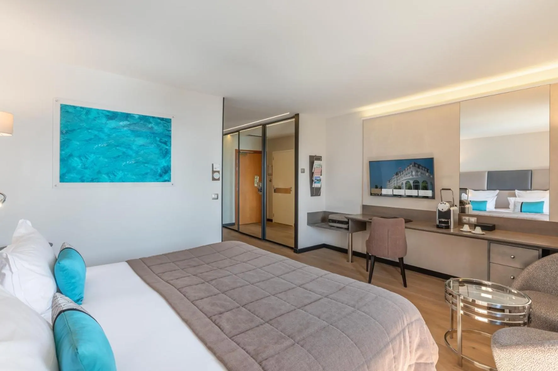 Photo of the whole room, Bed in Impérial Palace