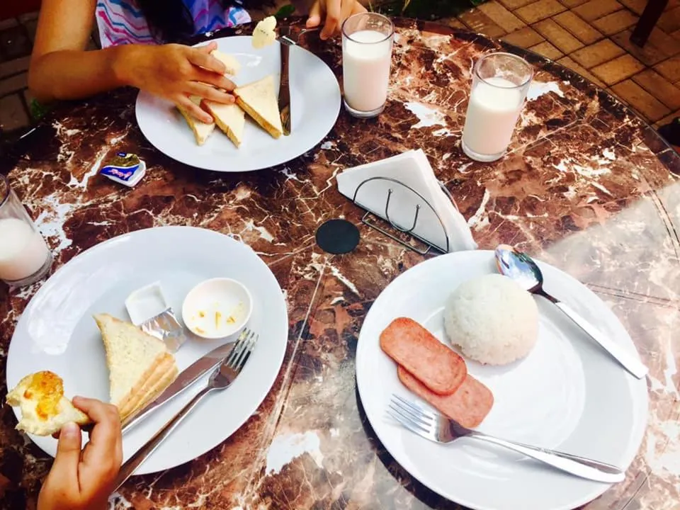 Restaurant/places to eat in Lindstrom's Inn