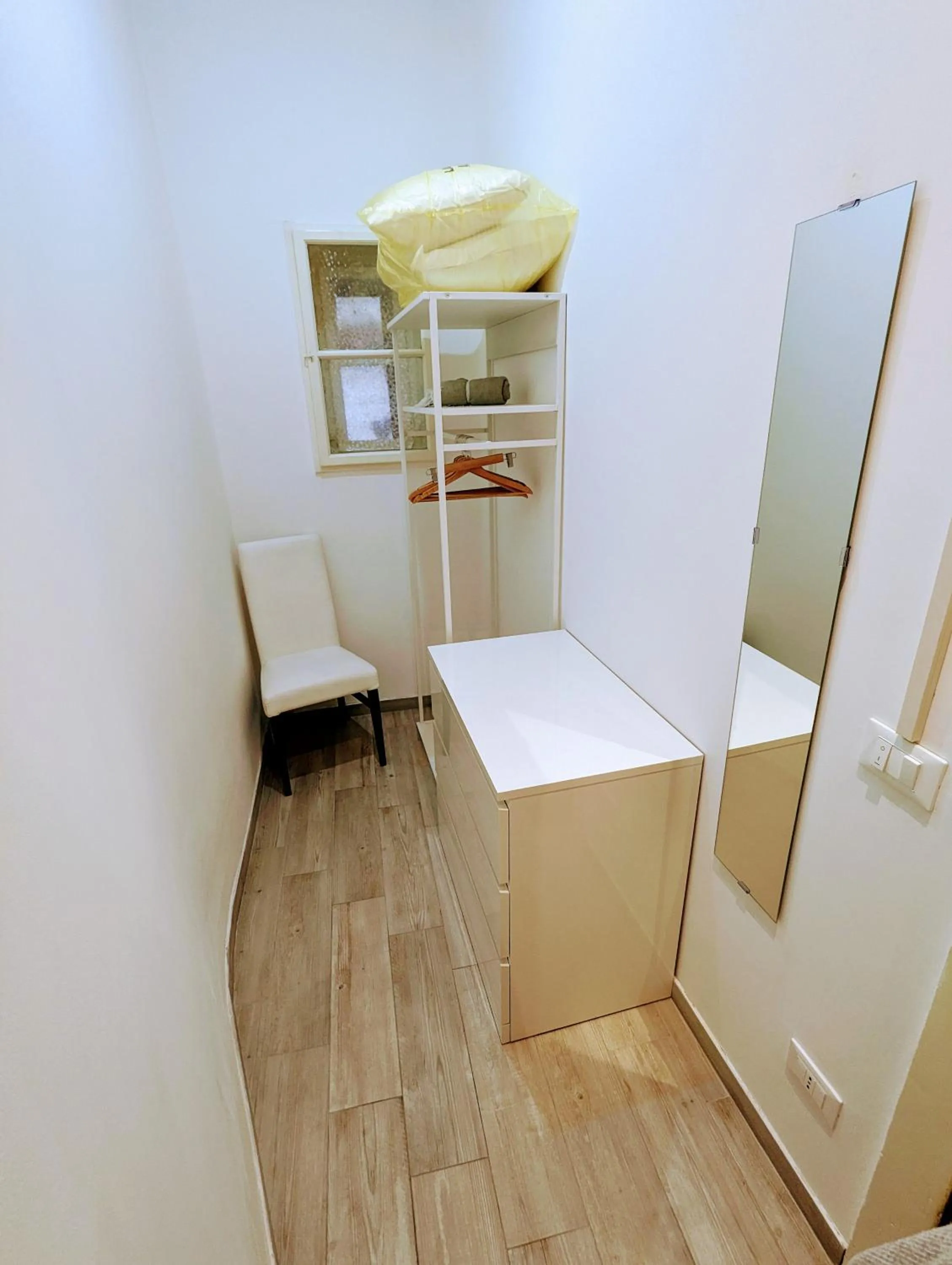 wardrobe, Bed in Rossetti Rooms