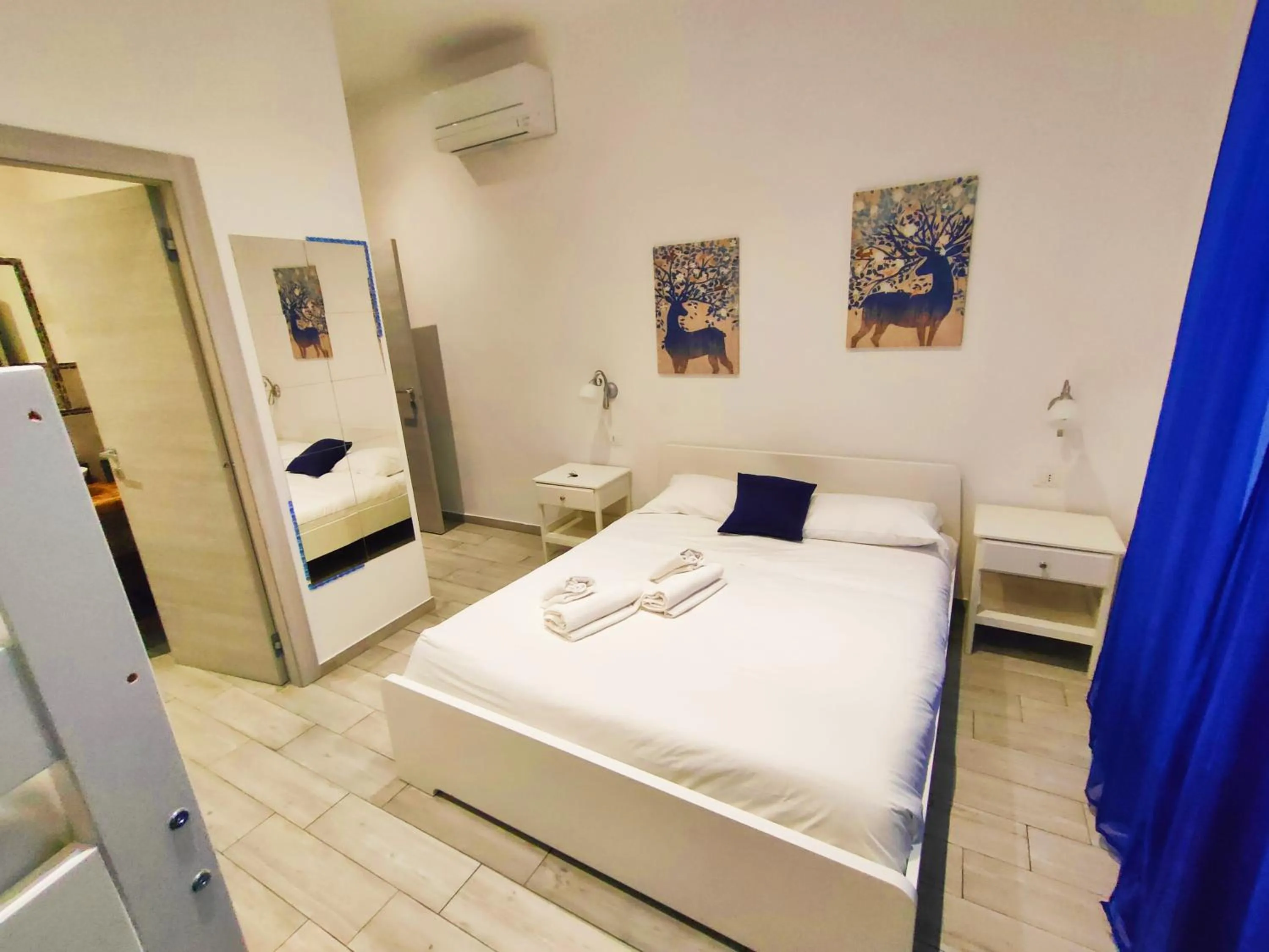 Photo of the whole room, Bed in Rossetti Rooms