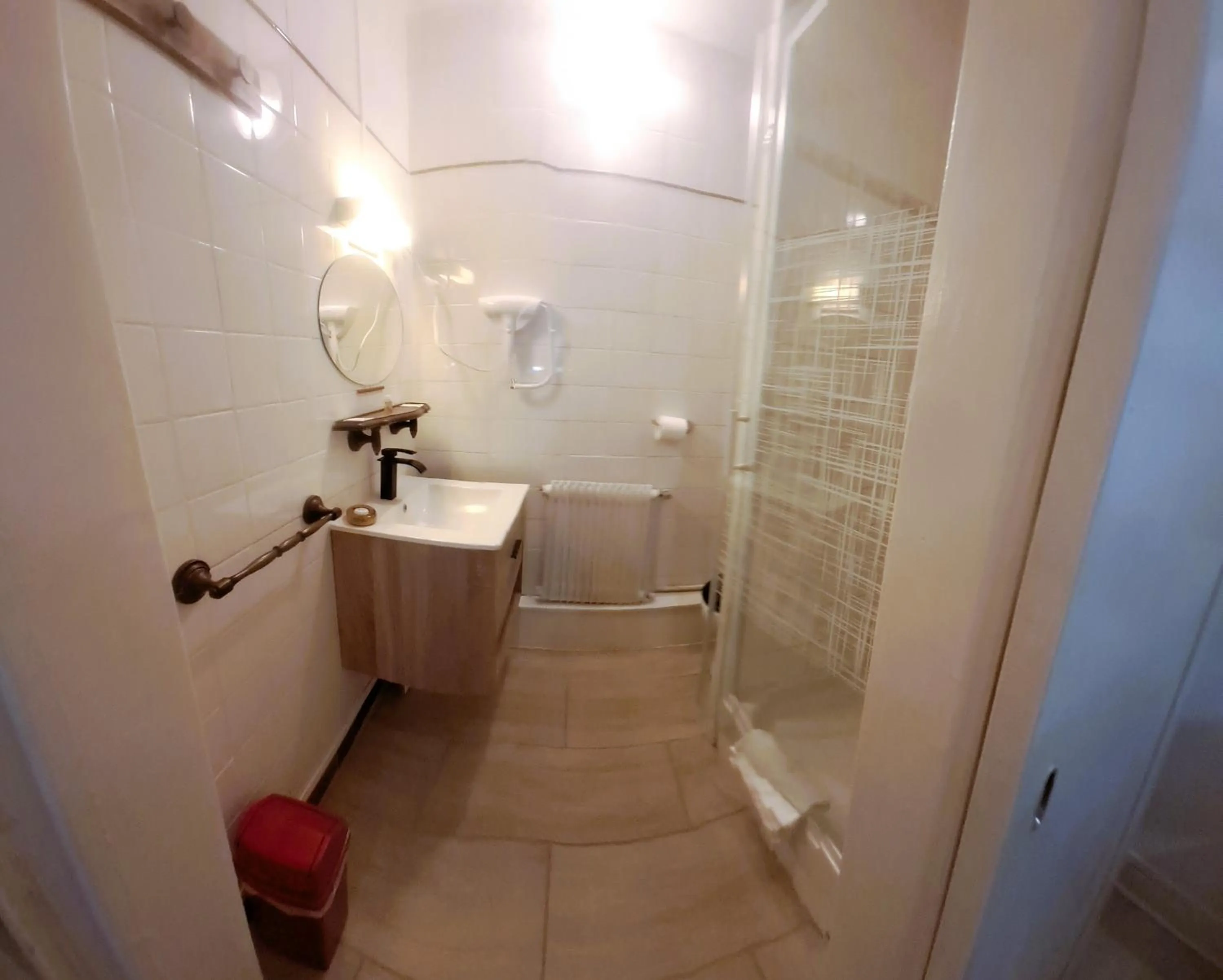 Shower in Hôtel OpalOriental