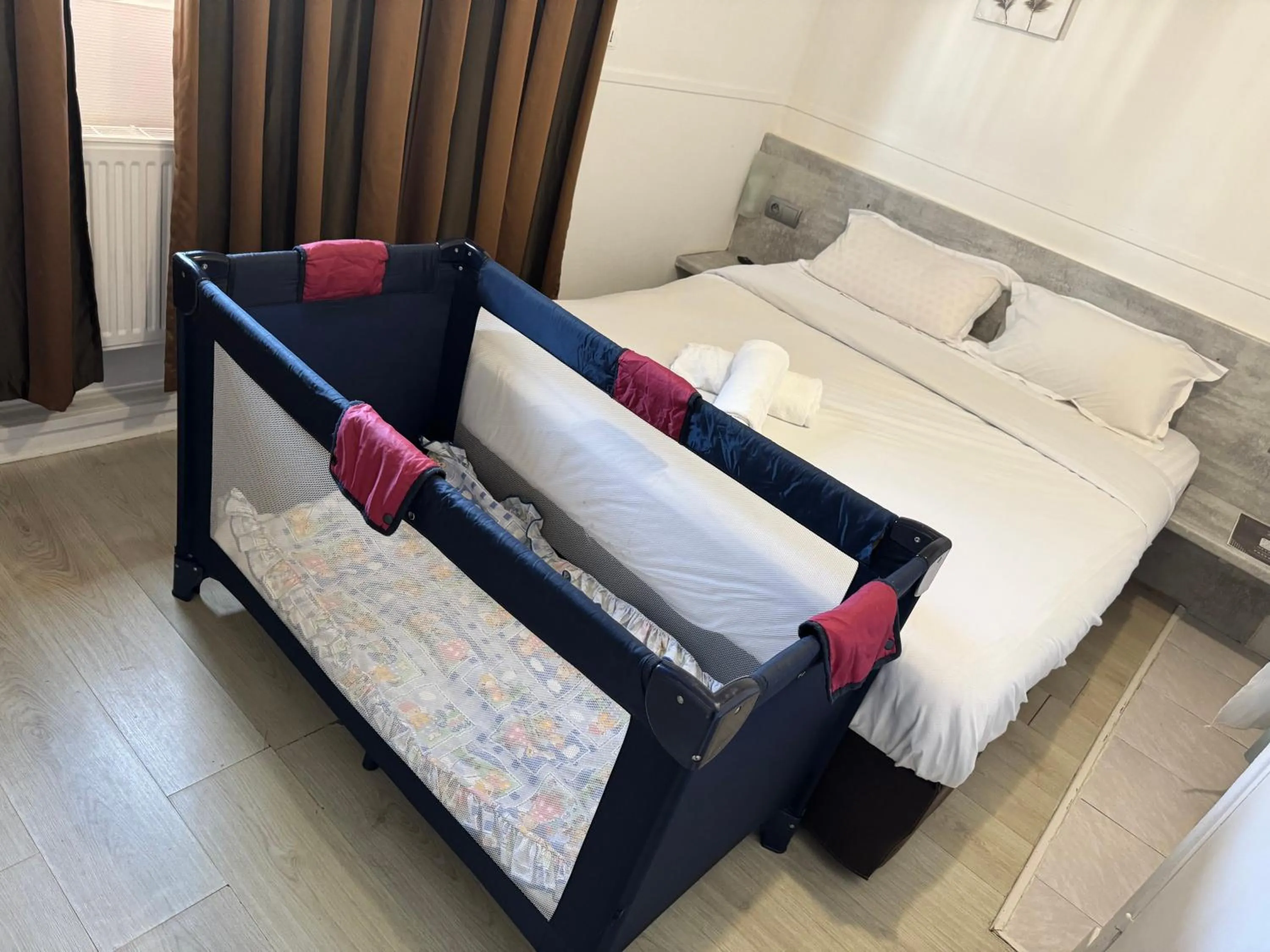 Photo of the whole room, Bed in Hôtel OpalOriental Boulogne Sur Mer - gare ville et centre