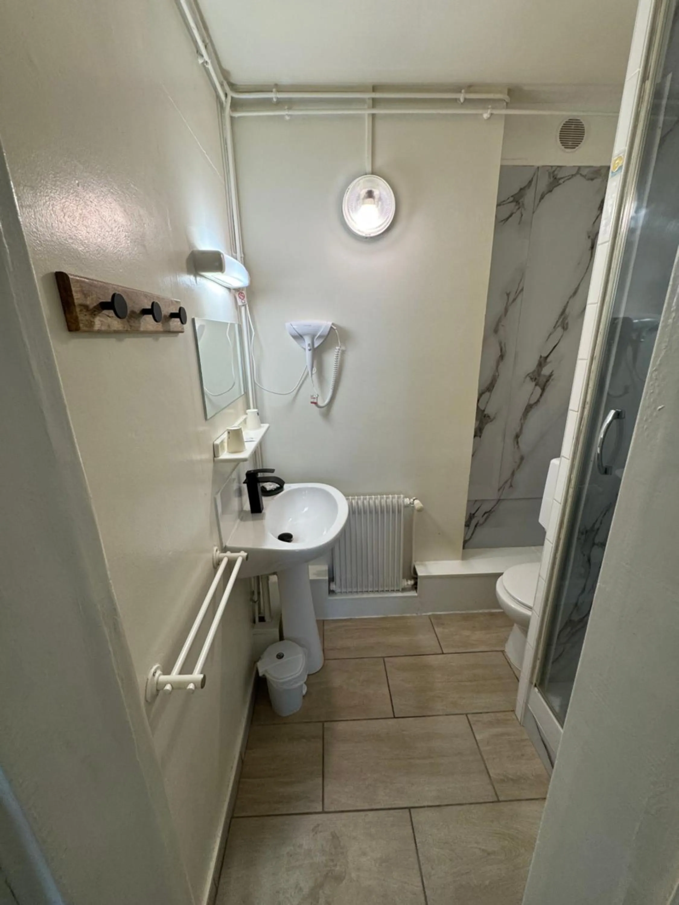 Bathroom in Hôtel OpalOriental Boulogne Sur Mer - gare ville et centre