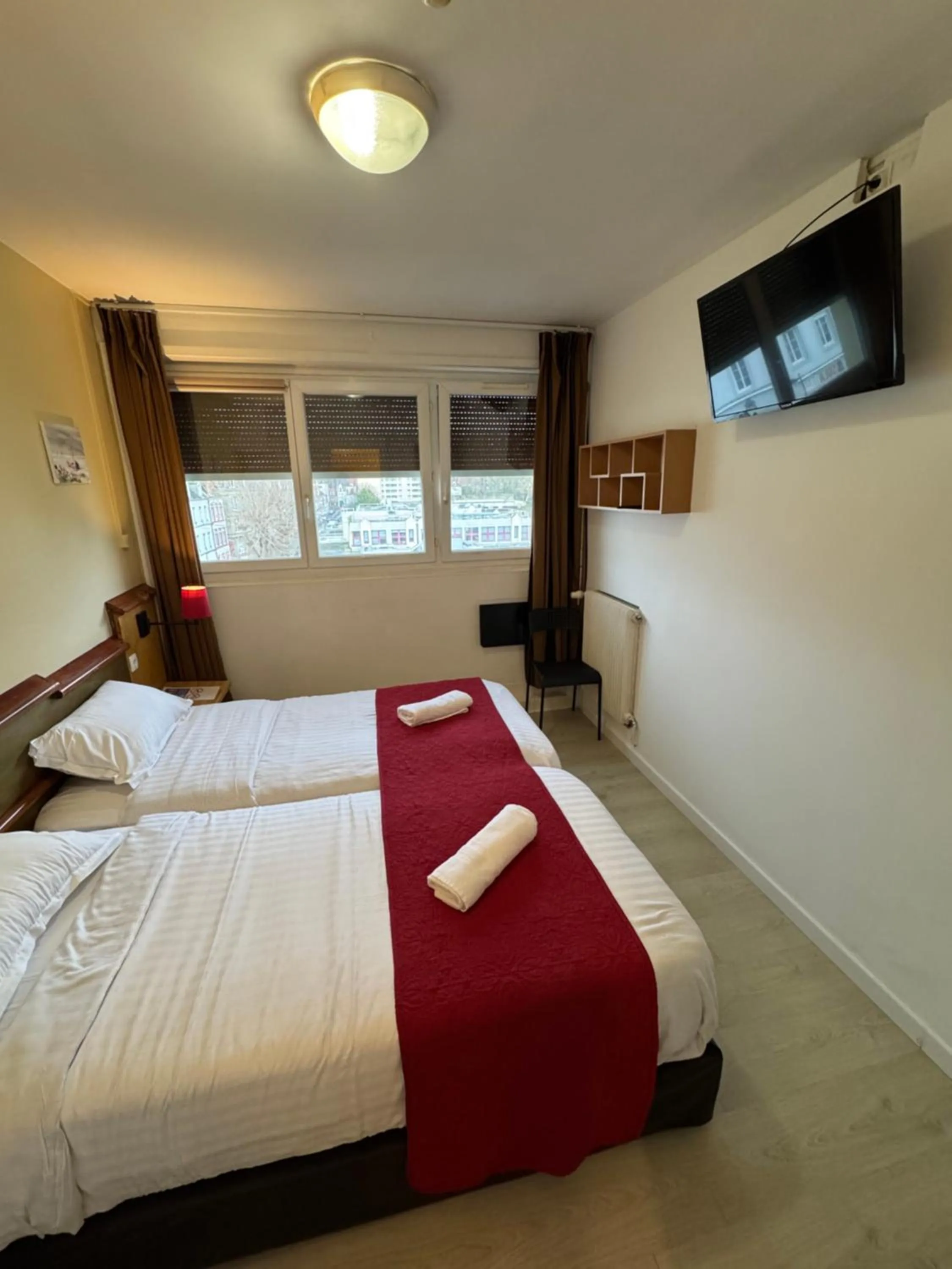 TV and multimedia, Bed in Hôtel OpalOriental Boulogne Sur Mer - gare ville et centre