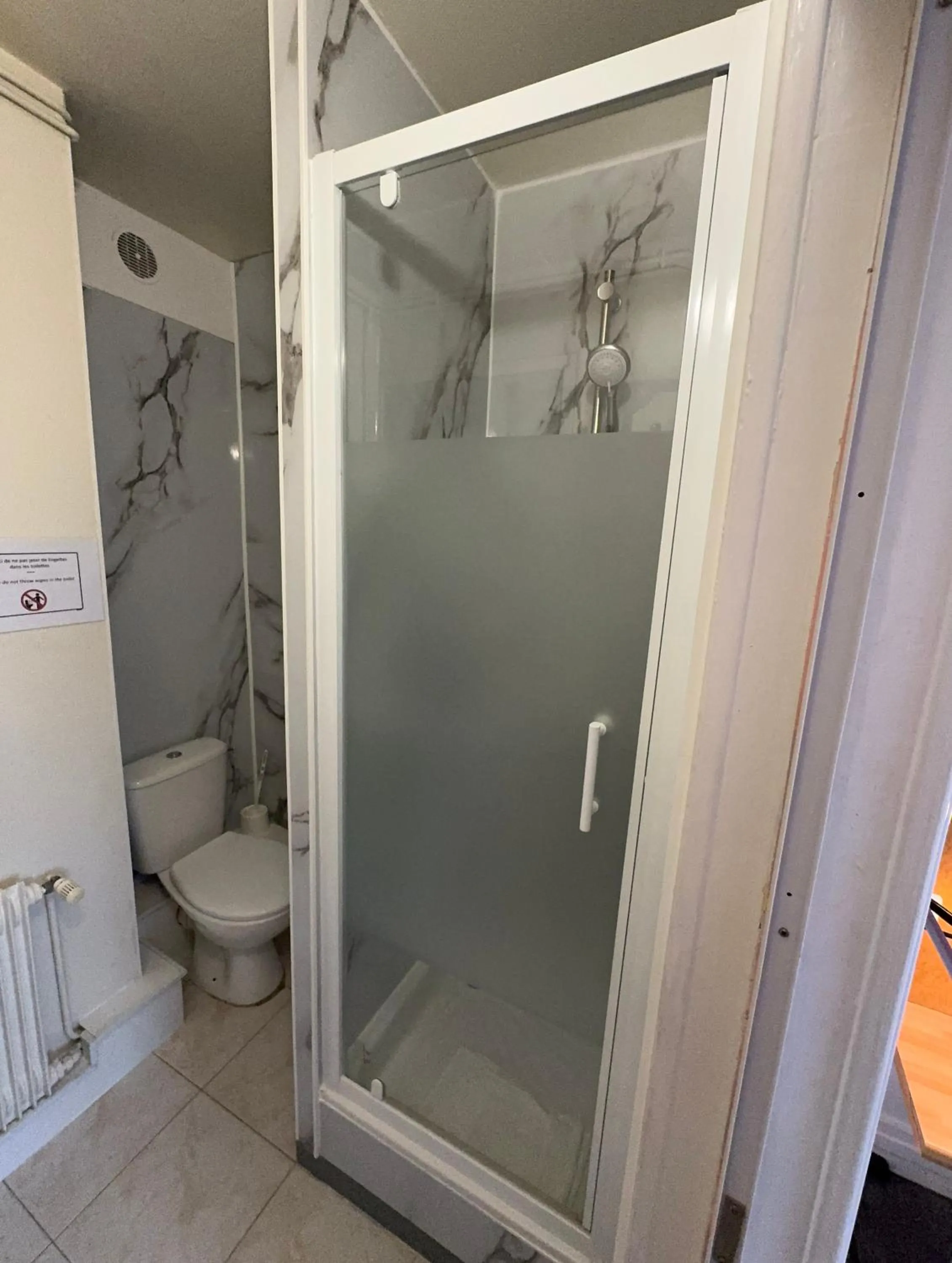 Bathroom in Hôtel OpalOriental Boulogne Sur Mer - gare ville et centre