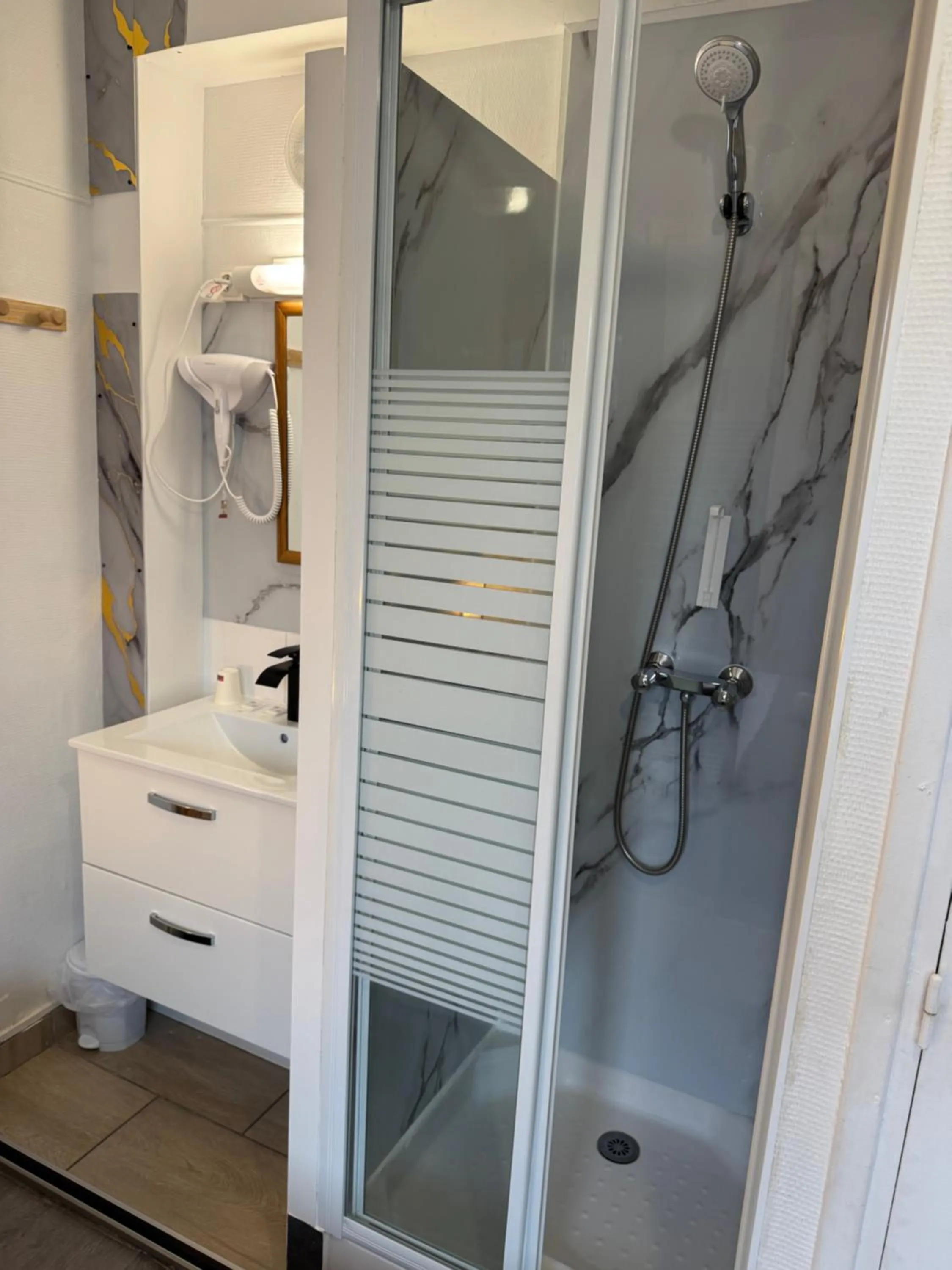 Shower in Hôtel OpalOriental Boulogne Sur Mer - gare ville et centre