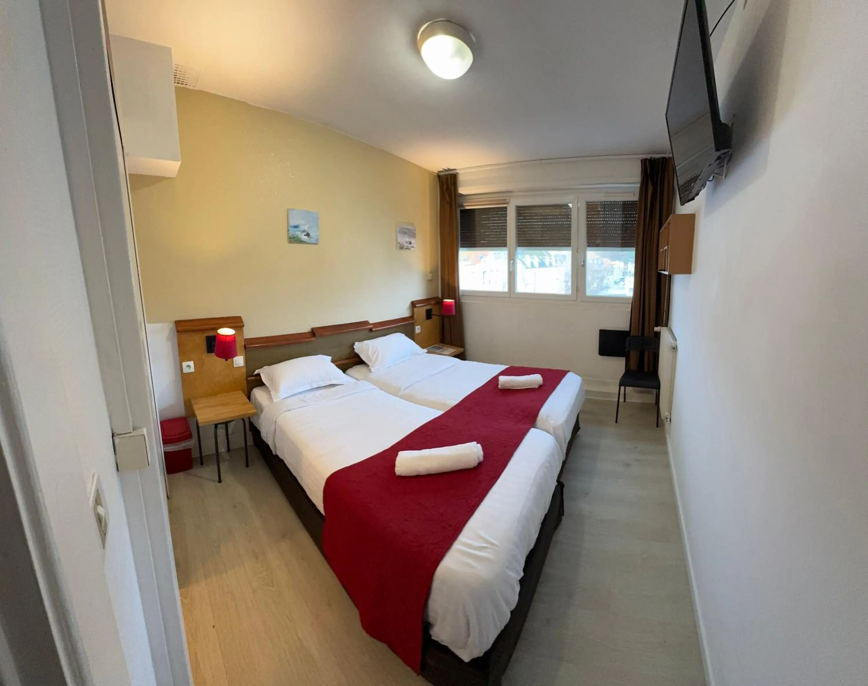 Photo of the whole room, Bed in Hôtel OpalOriental Boulogne Sur Mer - gare ville et centre