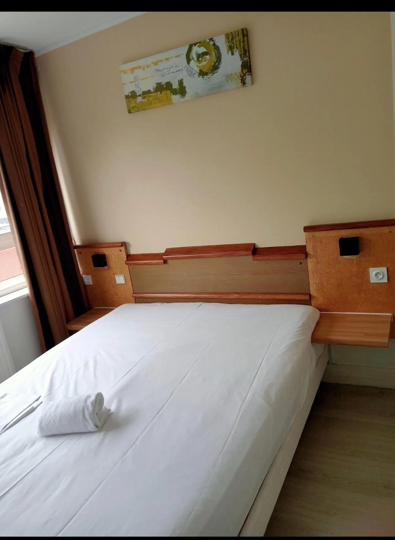 towels, Bed in Hôtel OpalOriental Boulogne Sur Mer - gare ville et centre