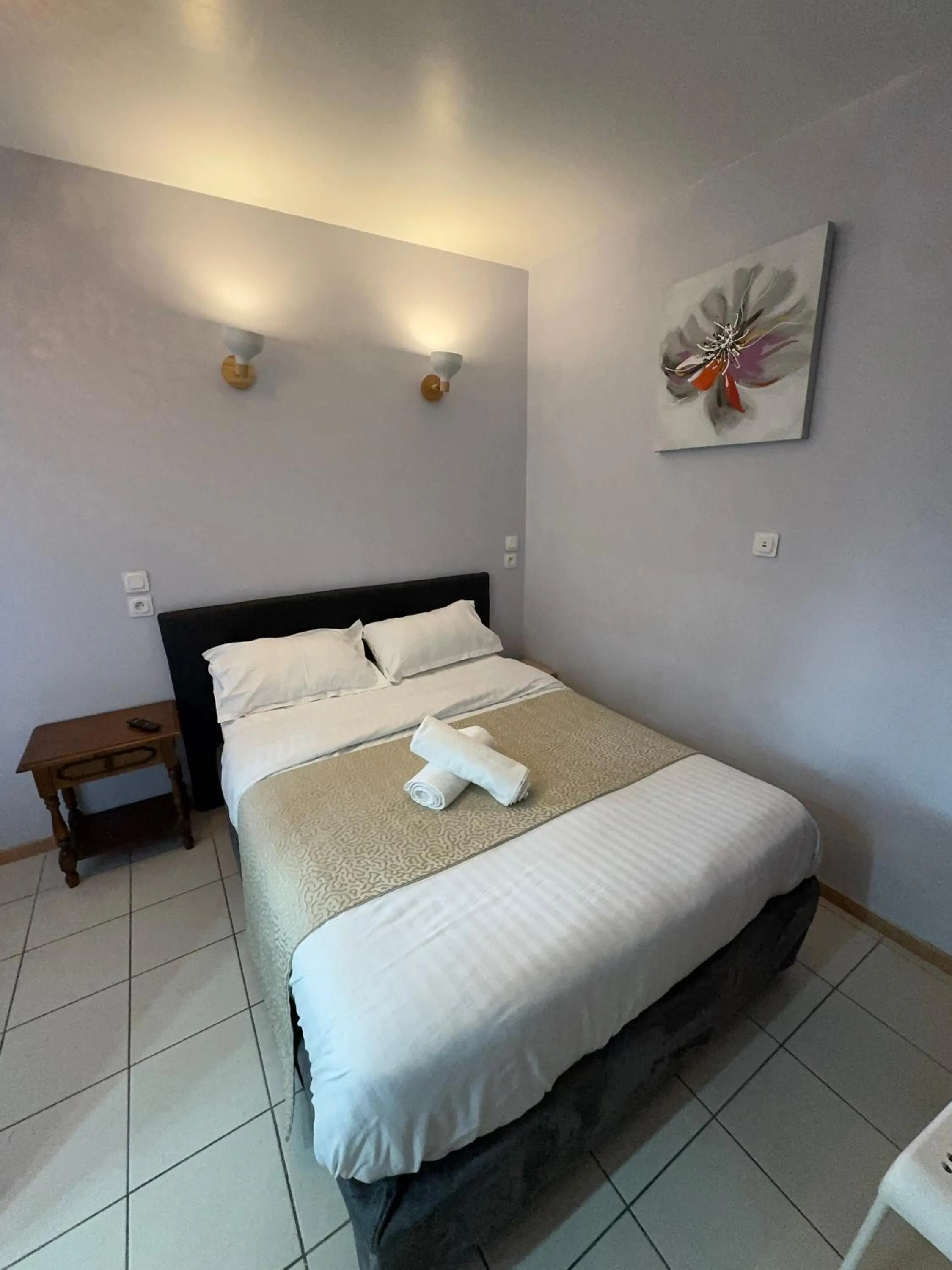 Photo of the whole room, Bed in Hôtel OpalOriental Boulogne Sur Mer - gare ville et centre