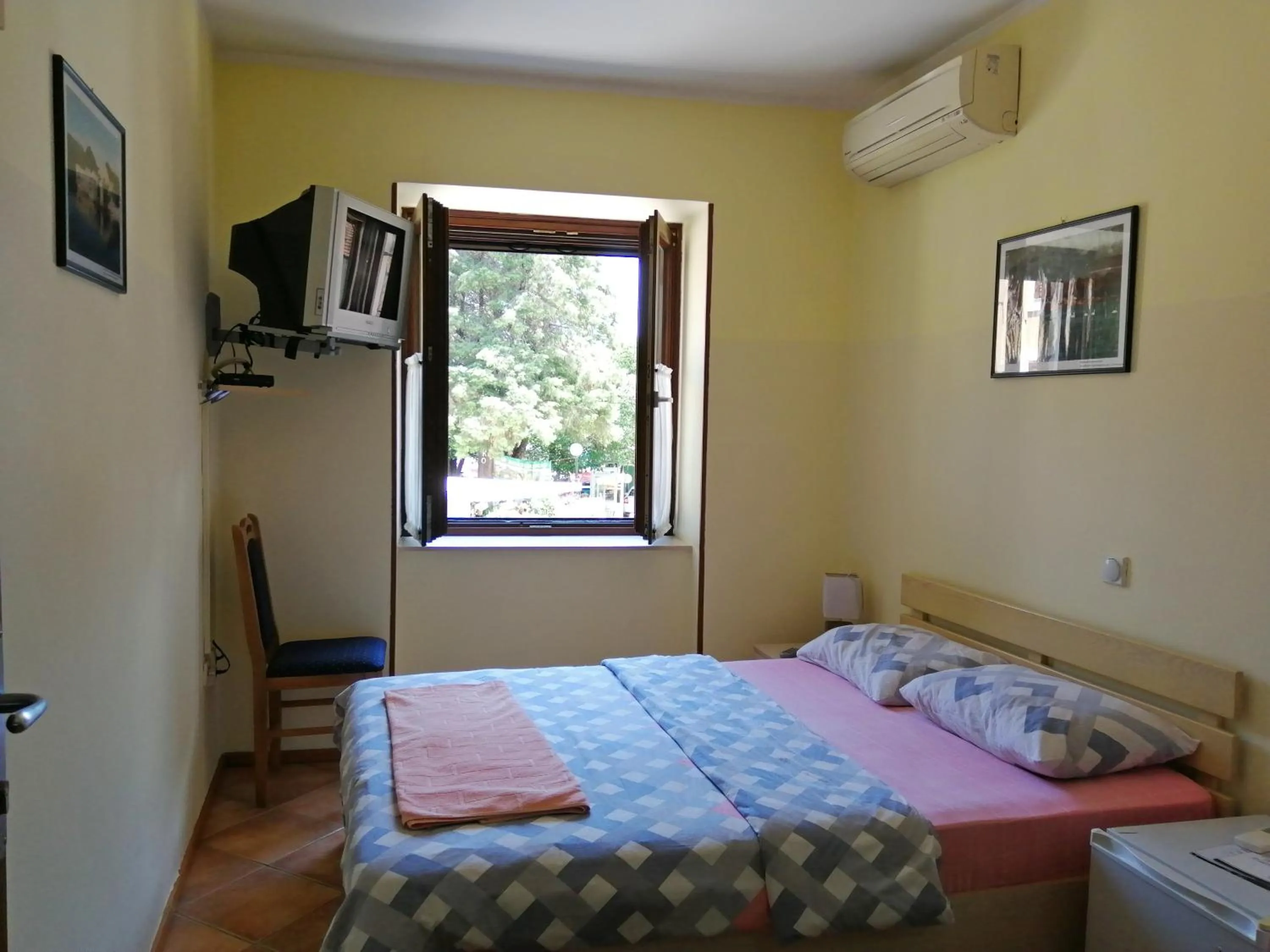 Bedroom, Bed in Hotel Pelikan