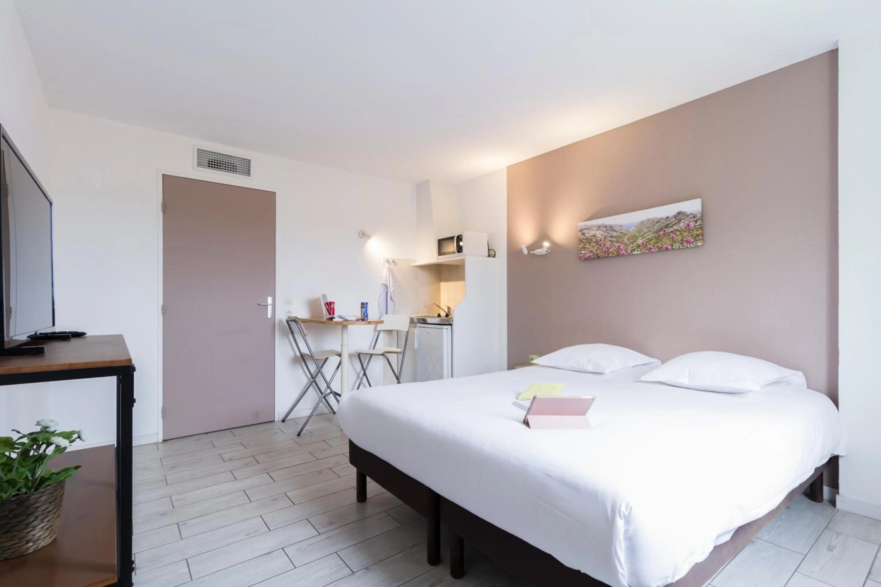 Photo of the whole room, Bed in Garden & City Aix En Provence - Puyricard